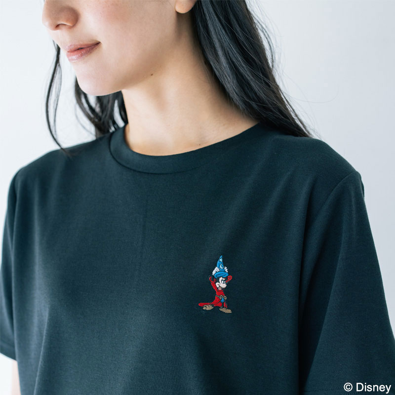 半袖Tシャツの胸元にワンポイント刺繍を、ショートパンツにはファンタジアのロゴをあしらっている