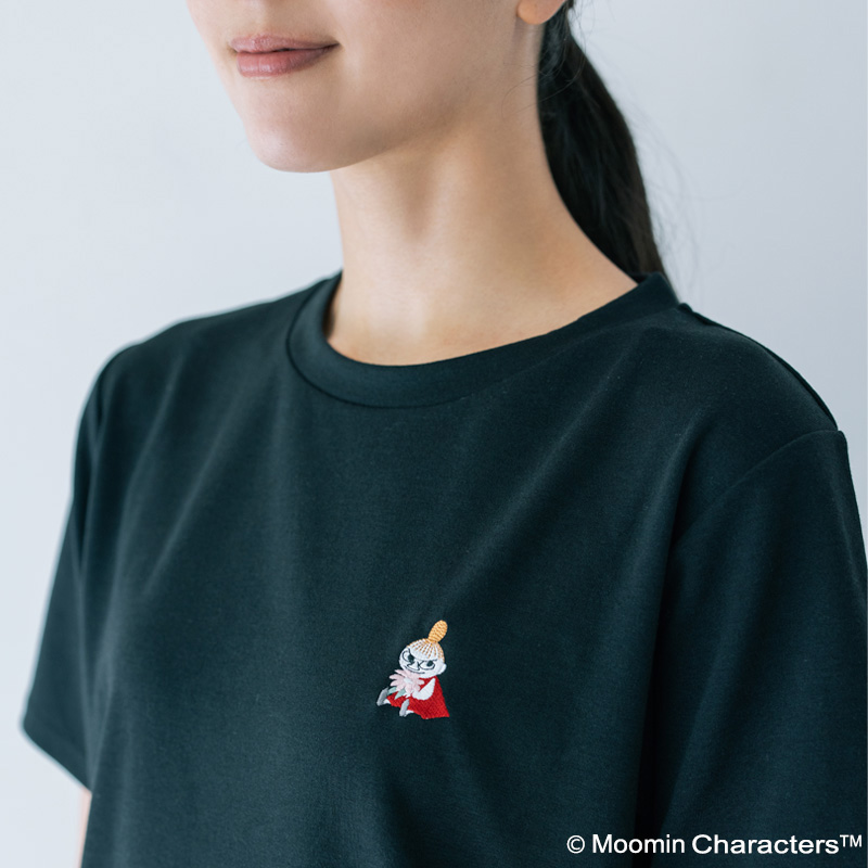 半袖トップスの胸元にはリトルミイの刺繍を、ショートパンツにはニョロニョロの刺繍をあしらう