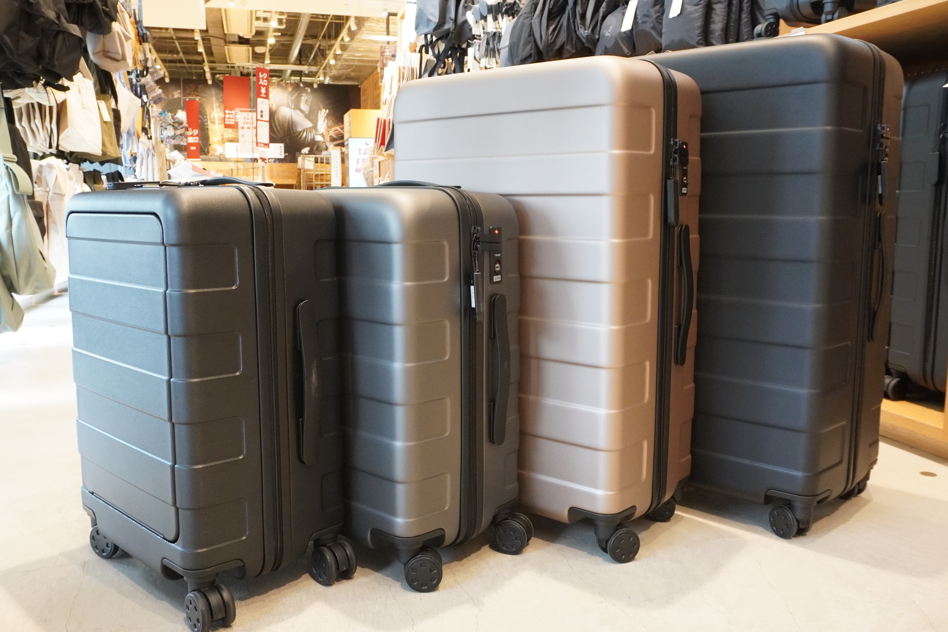 左から順にフロントオープンキャリーケース（32L）、ハードキャリーケース36L、75L、105L