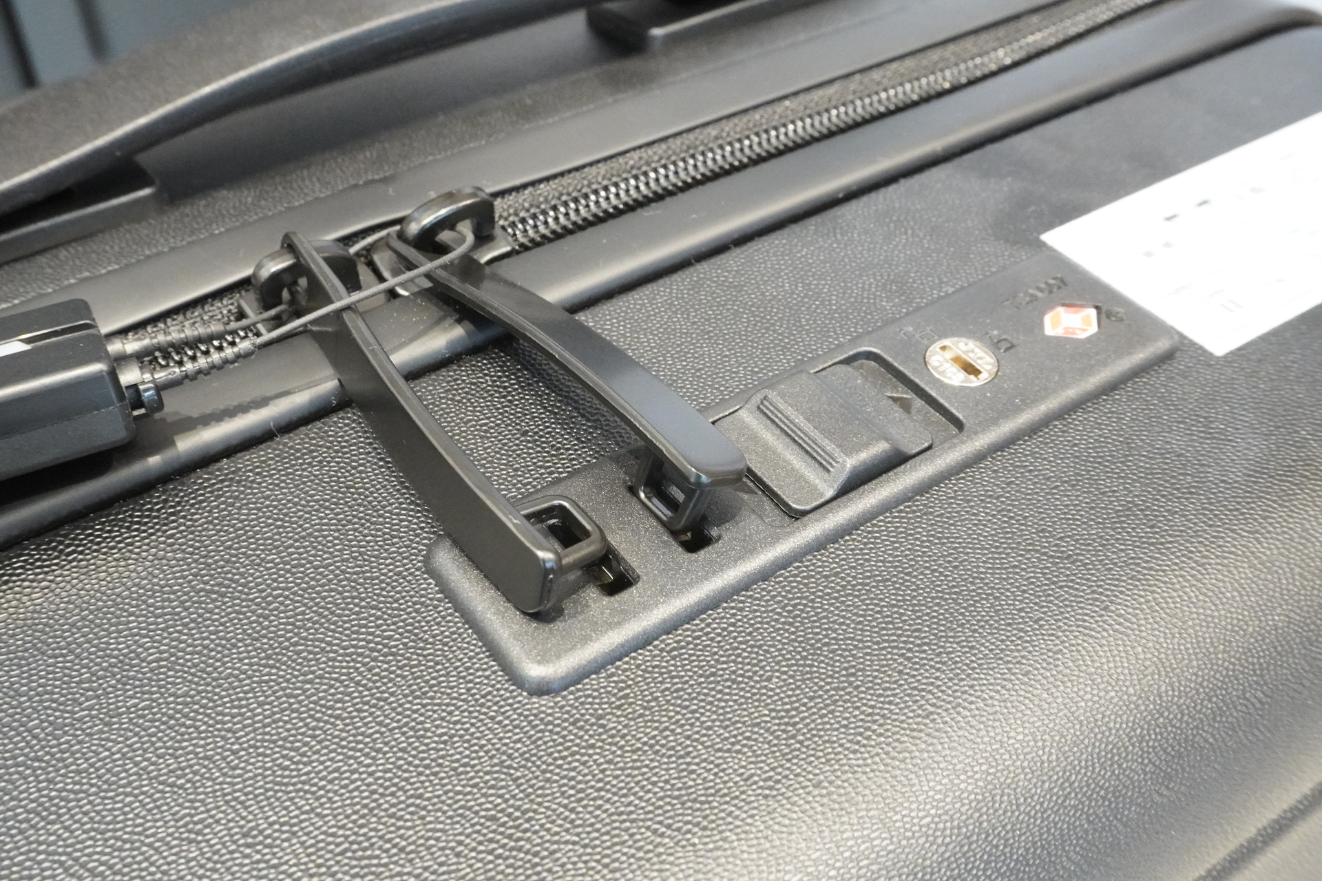 鍵はTS（TSA）ロックを採用。ファスナーの引手はカチッと収納できる