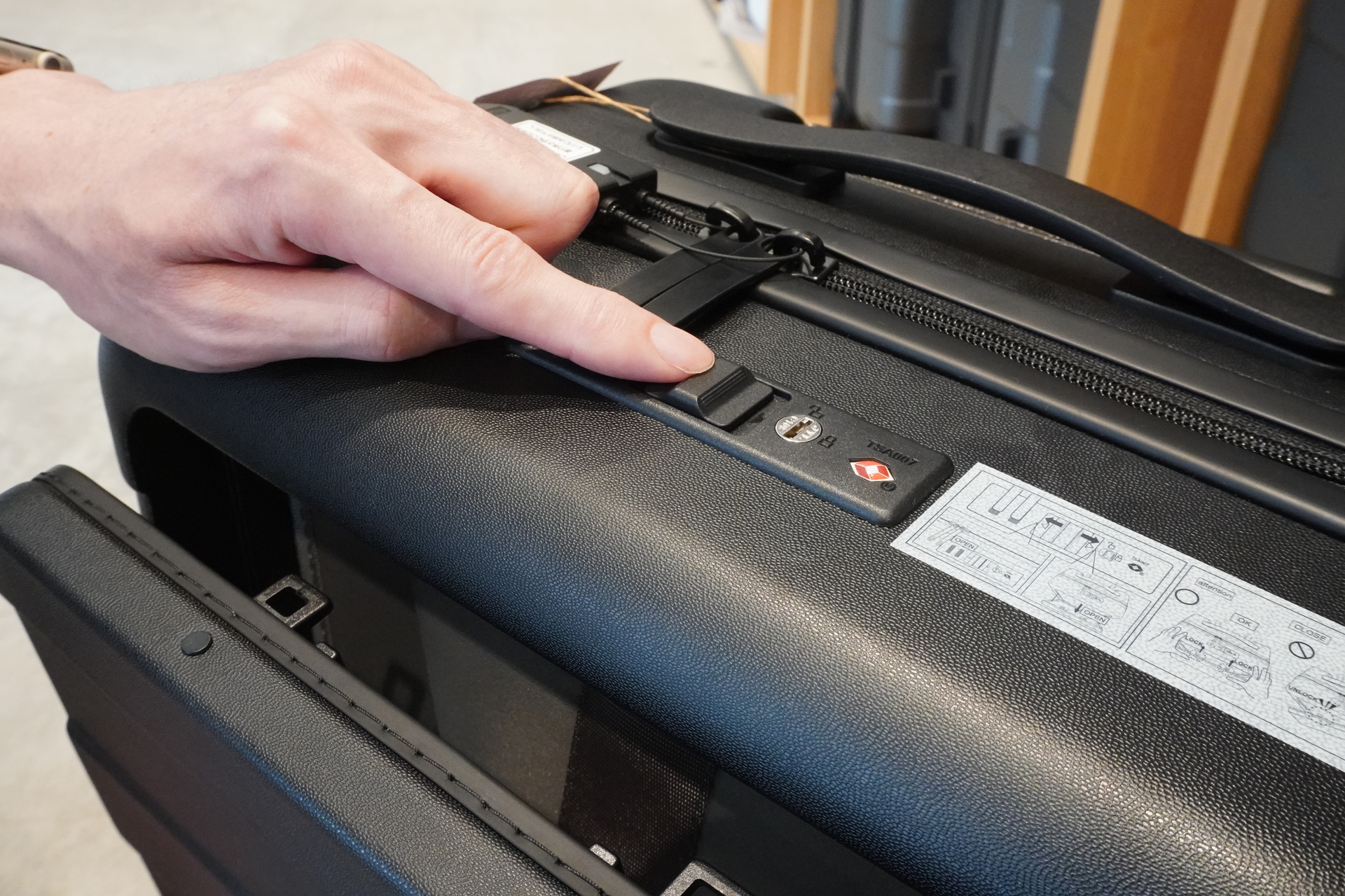 フロントオープンキャリーケースの前面ポケットはワンタッチで開く仕組み