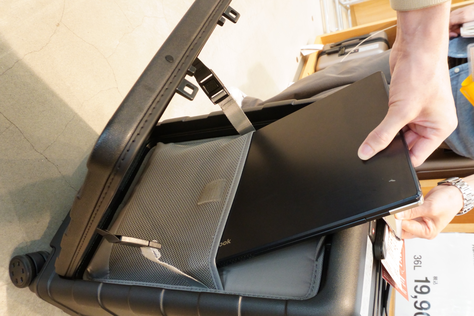 13.3インチのPCを収納してみた。ベルトでしっかり固定されるうえ、ポケットがふかふかなのでPCケースなしでも大丈夫かも？