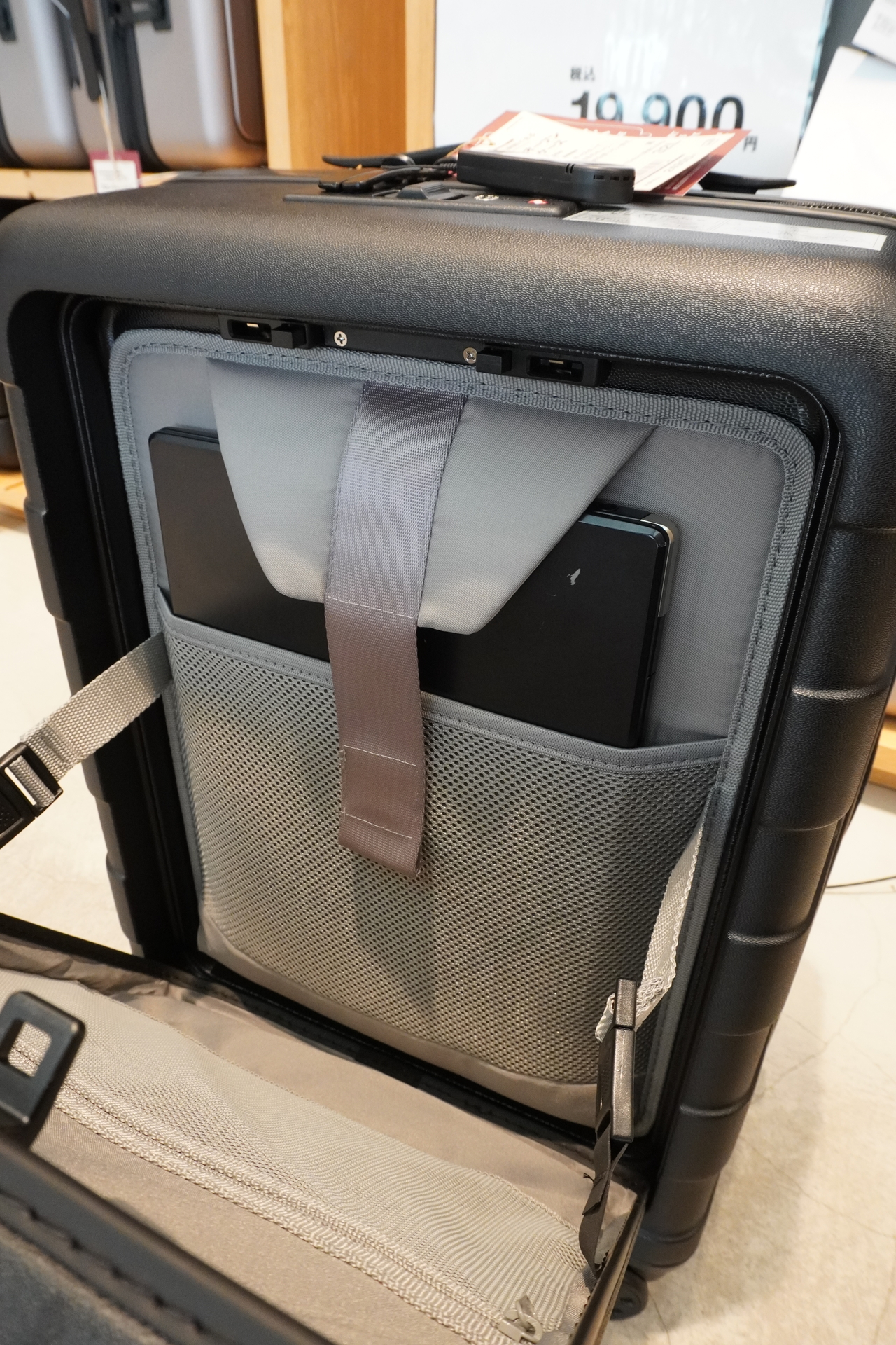 13.3インチのPCを収納してみた。ベルトでしっかり固定されるうえ、ポケットがふかふかなのでPCケースなしでも大丈夫かも？