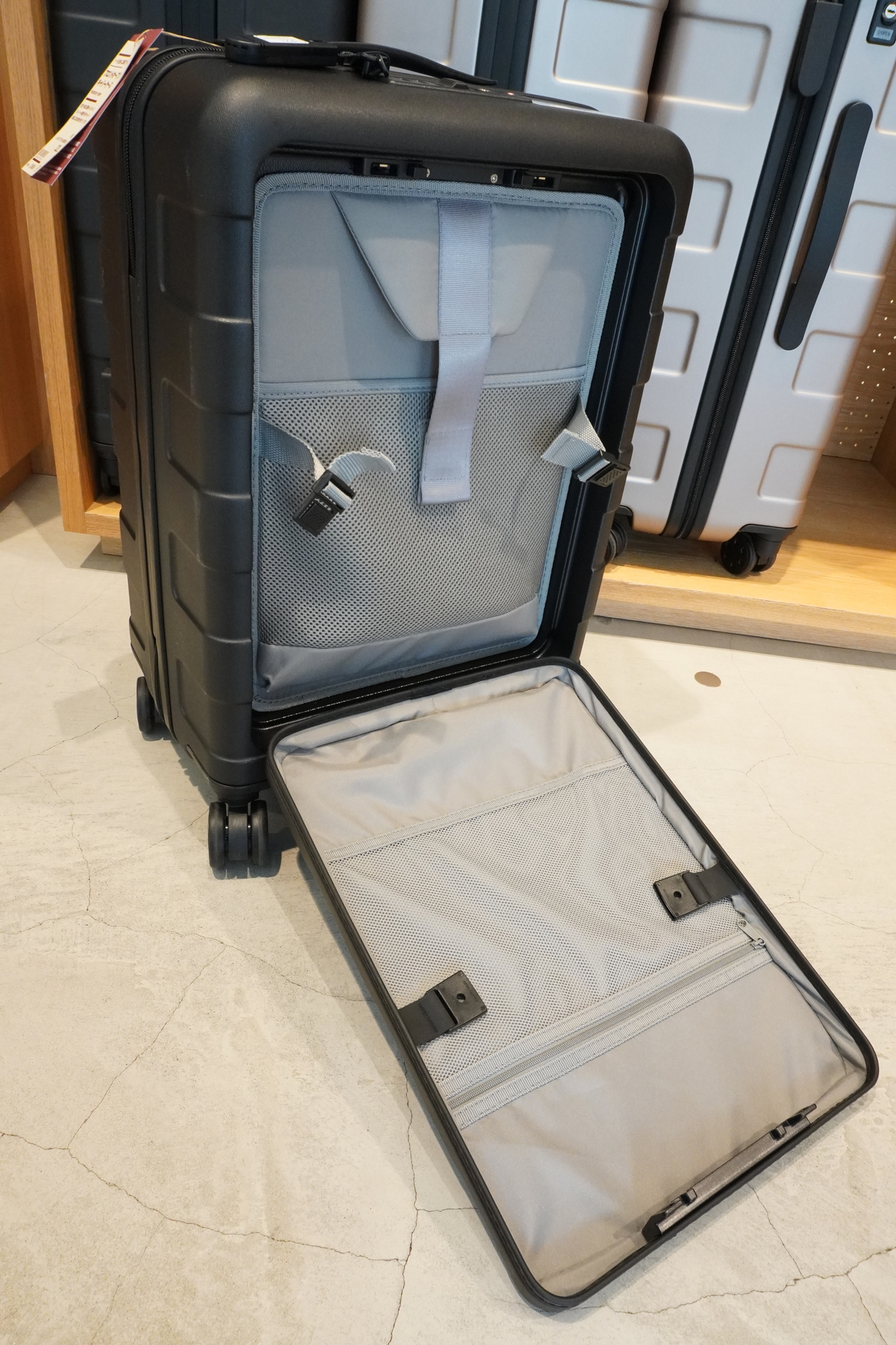 サイドのストラップを外してフルオープンにすることも可能