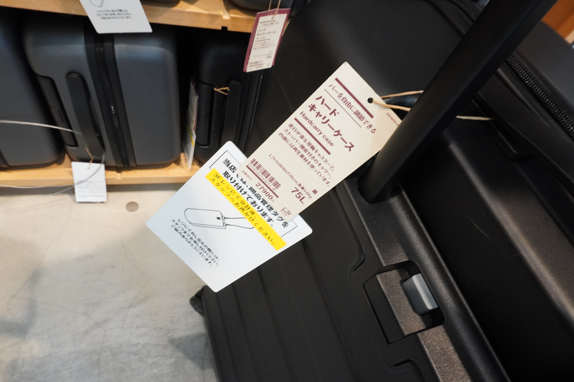 手元のボタンを押すだけで車輪をロックできる