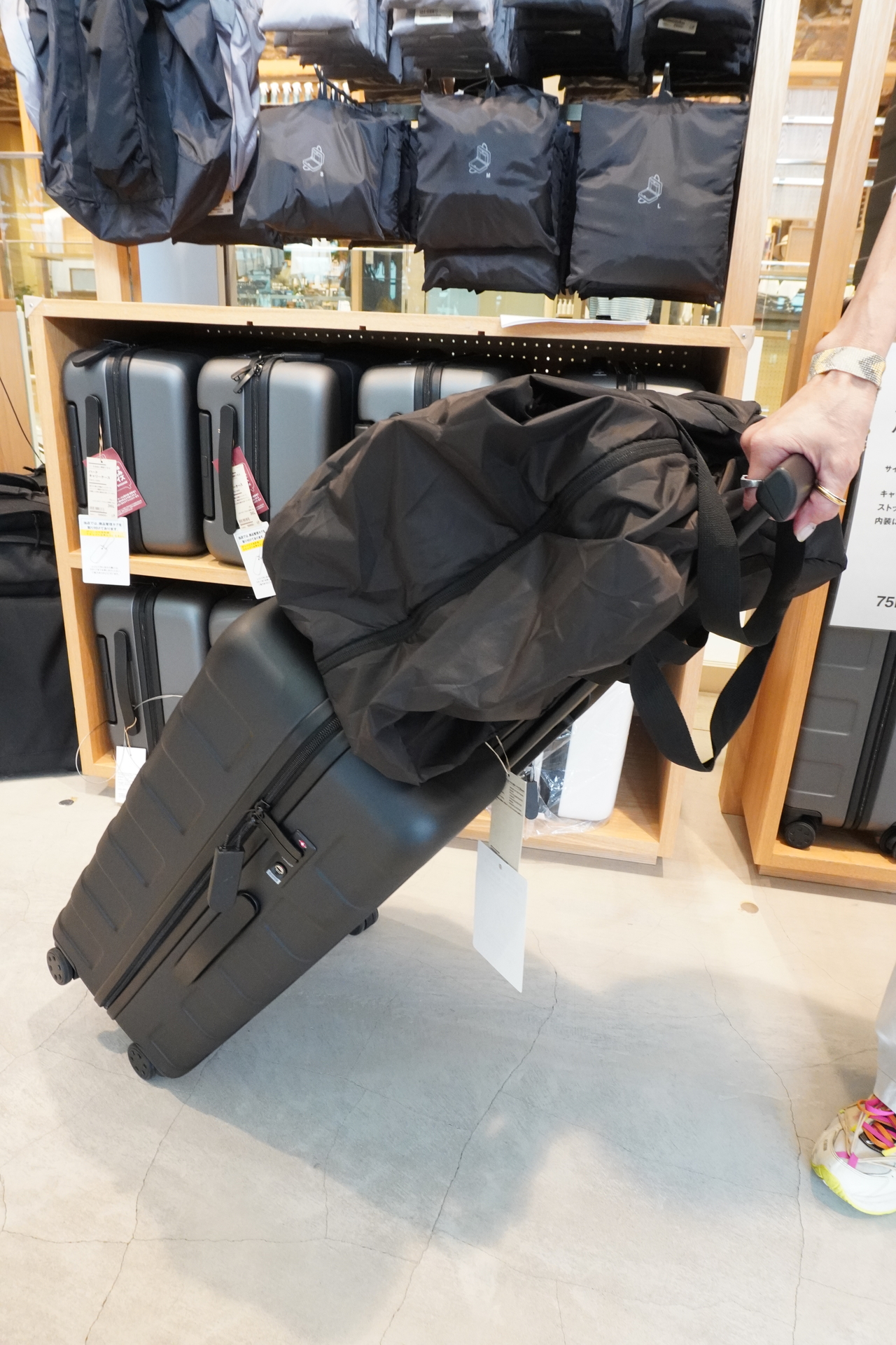 キャリケースを傾けてもしっかり固定されている