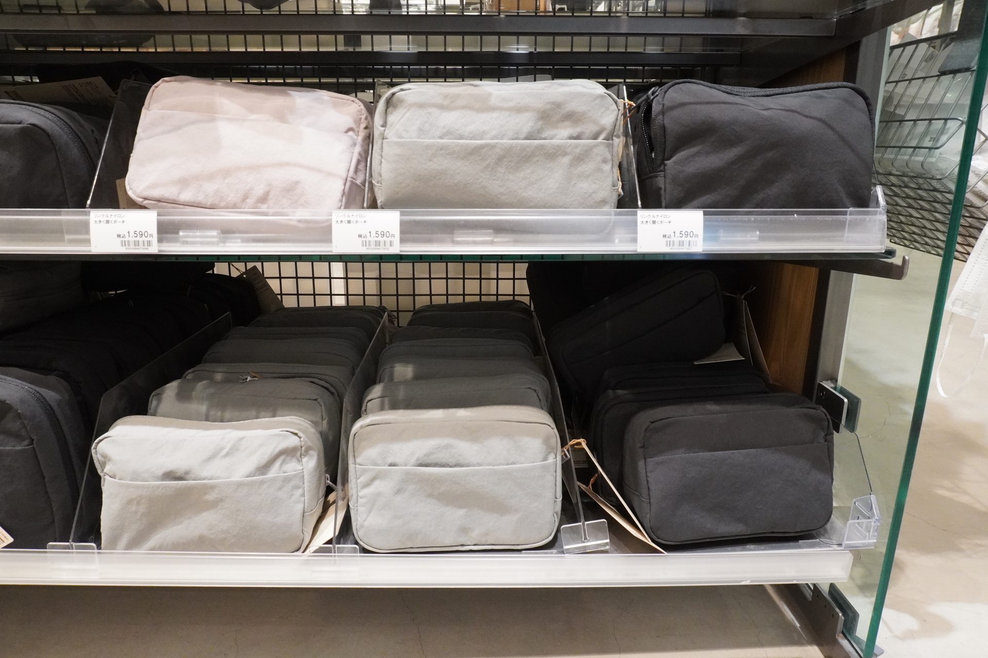 大きく開くポーチ