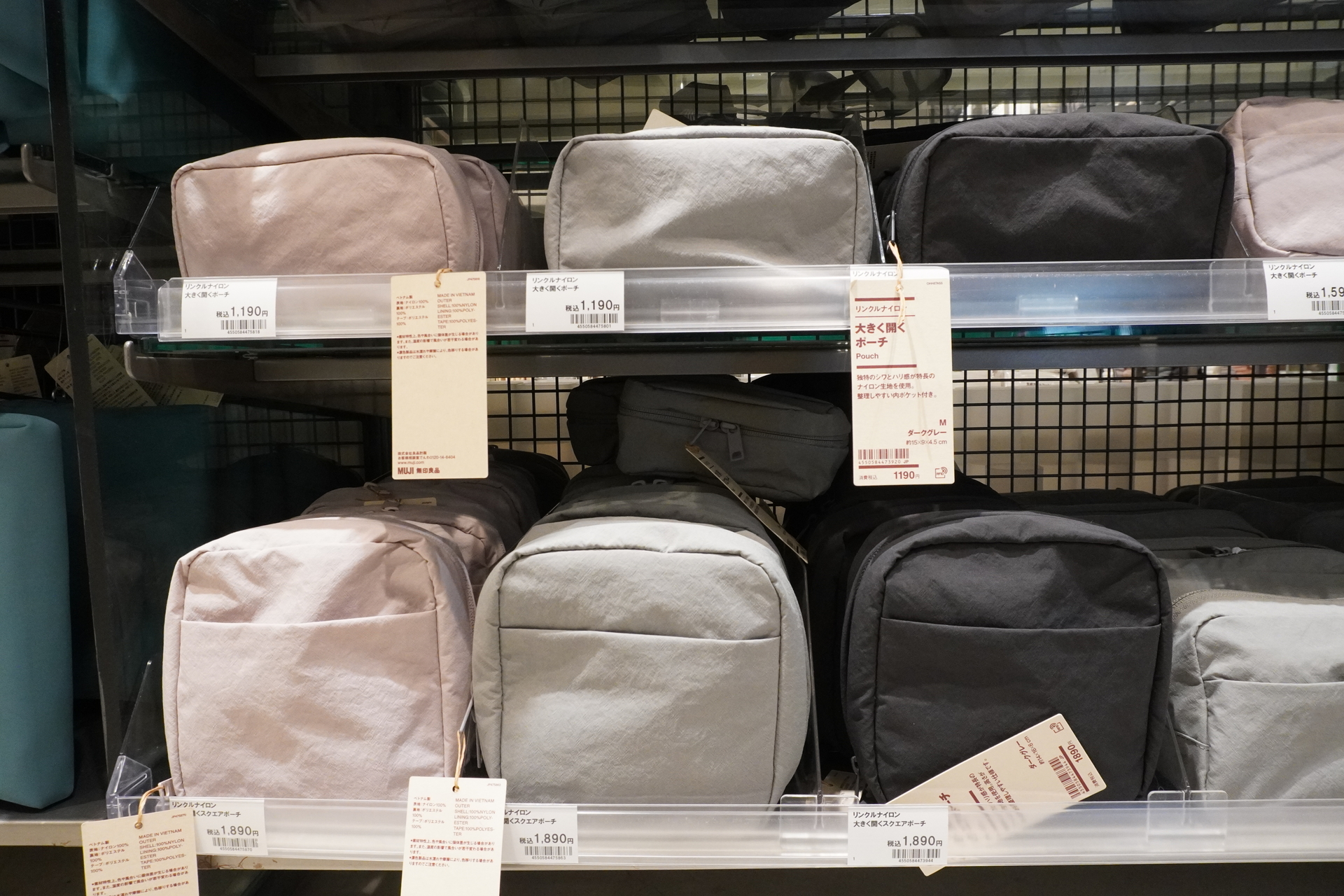 大きく開くポーチ