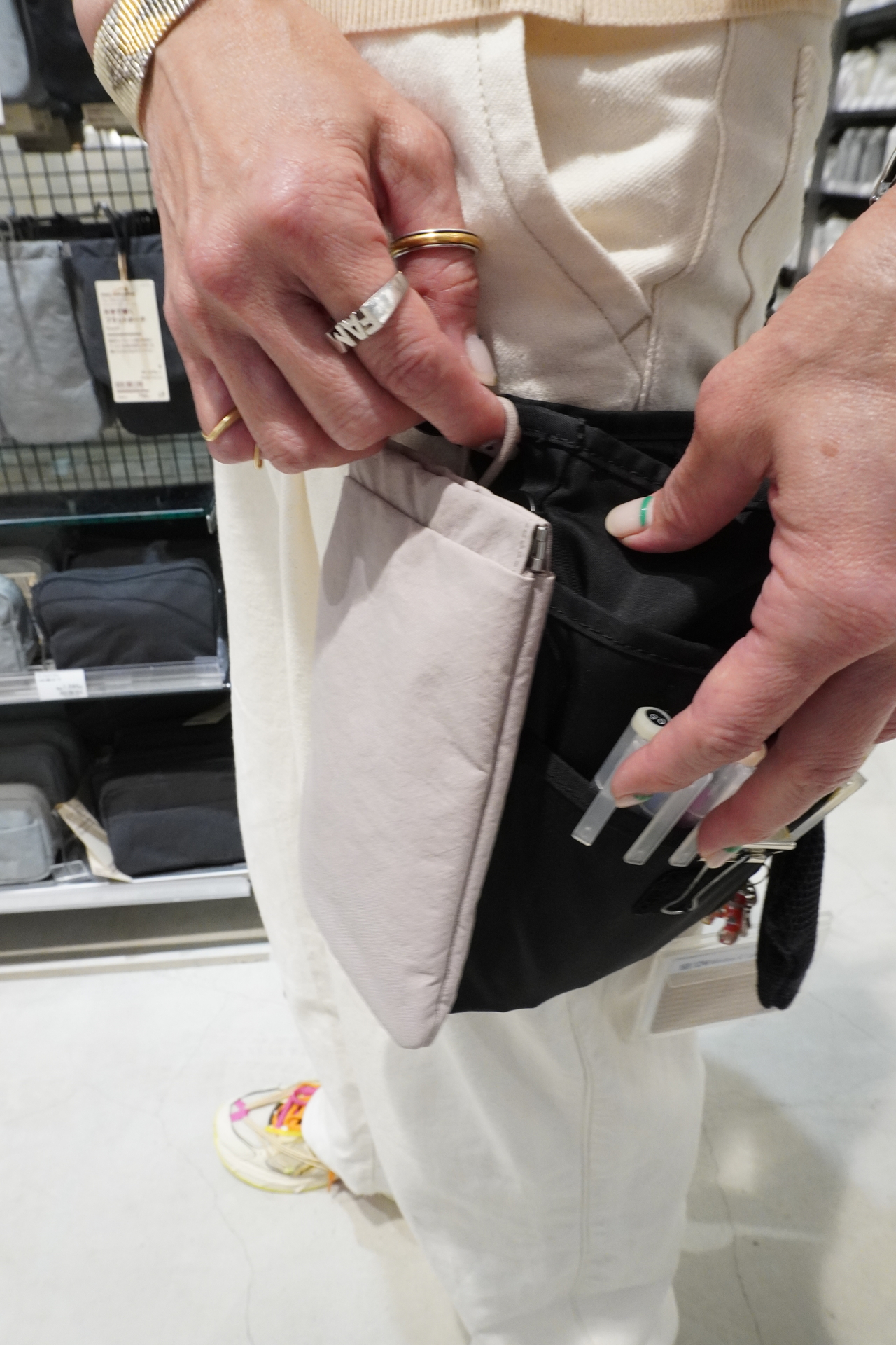 カバンにぶら下げることもできるリング付き