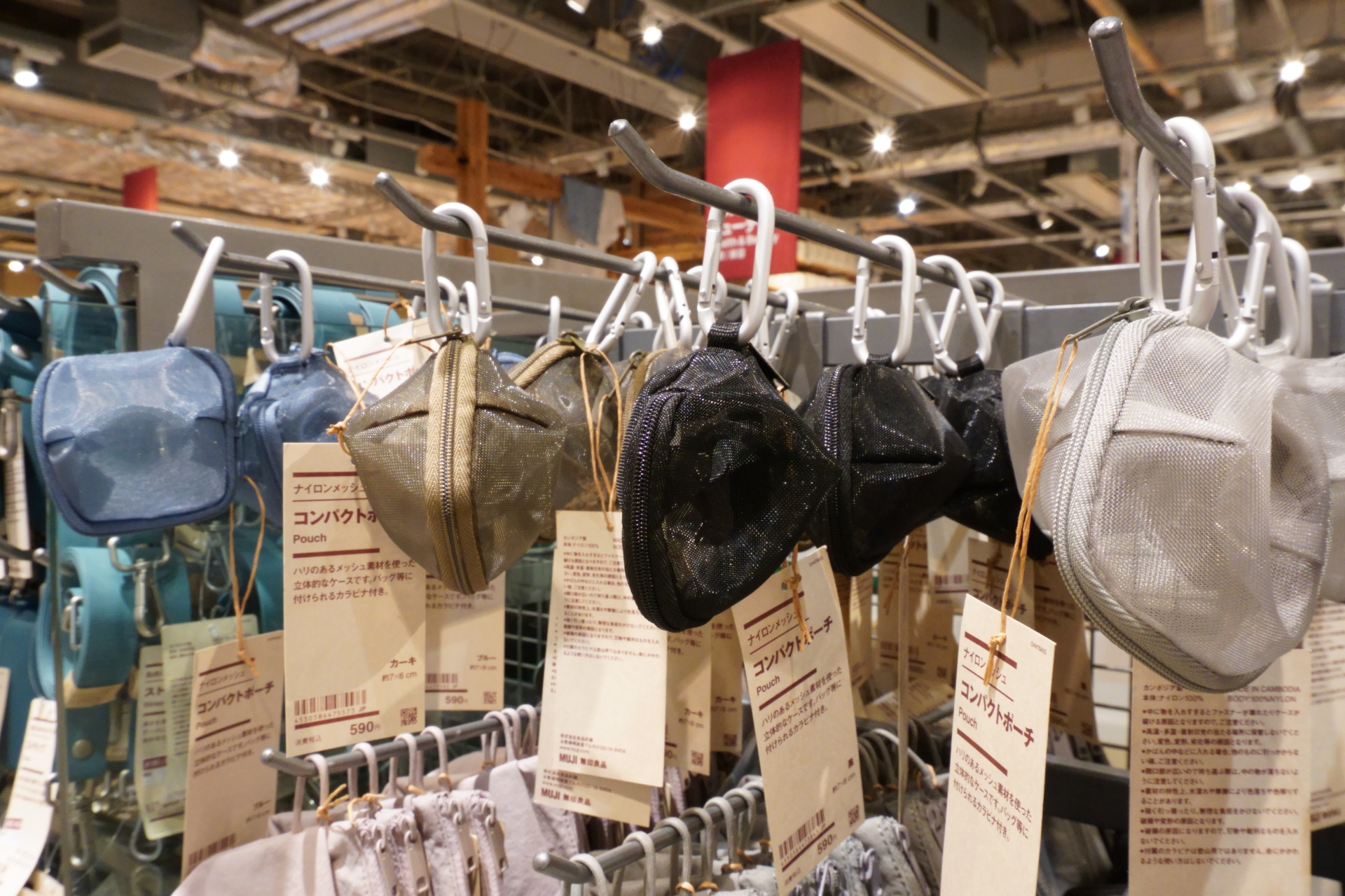 こちらも2025新作「ナイロンメッシュ コンパクトポーチ」。カラビナ付きで、イヤフォンや飴・ガムなどさっと取り出したいものに