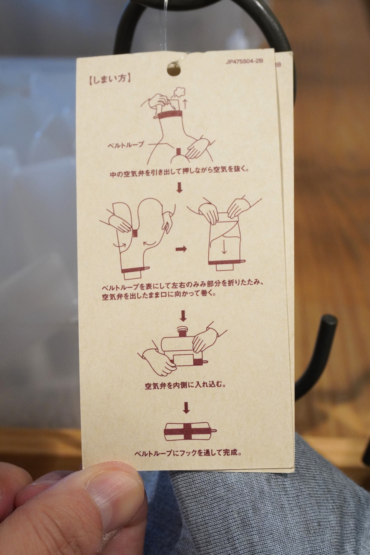 使い方。ふくらませるときは弁を口でくわえる必要がなく、少し離したところから軽く息を吹き込むだけなので衛生的