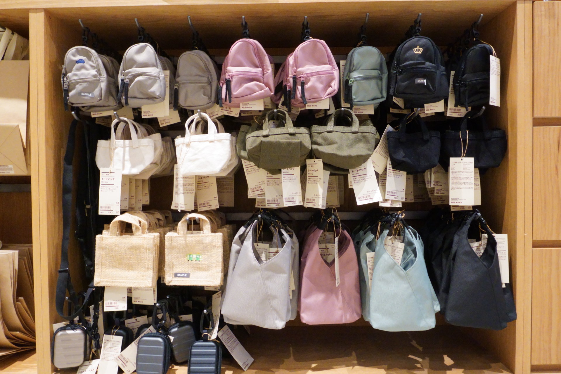 ミニサイズのバッグに好きなマークを入れて、自分用のおやつ置き場にするのもあり