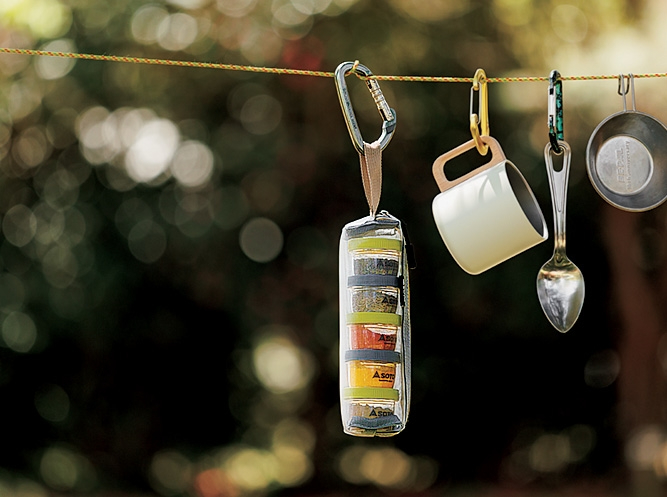 フタの色で仕分けしたり、手持ちのカラビナを使って吊るしたり、キャンプのキッチンまわりで見せる収納が楽しめる