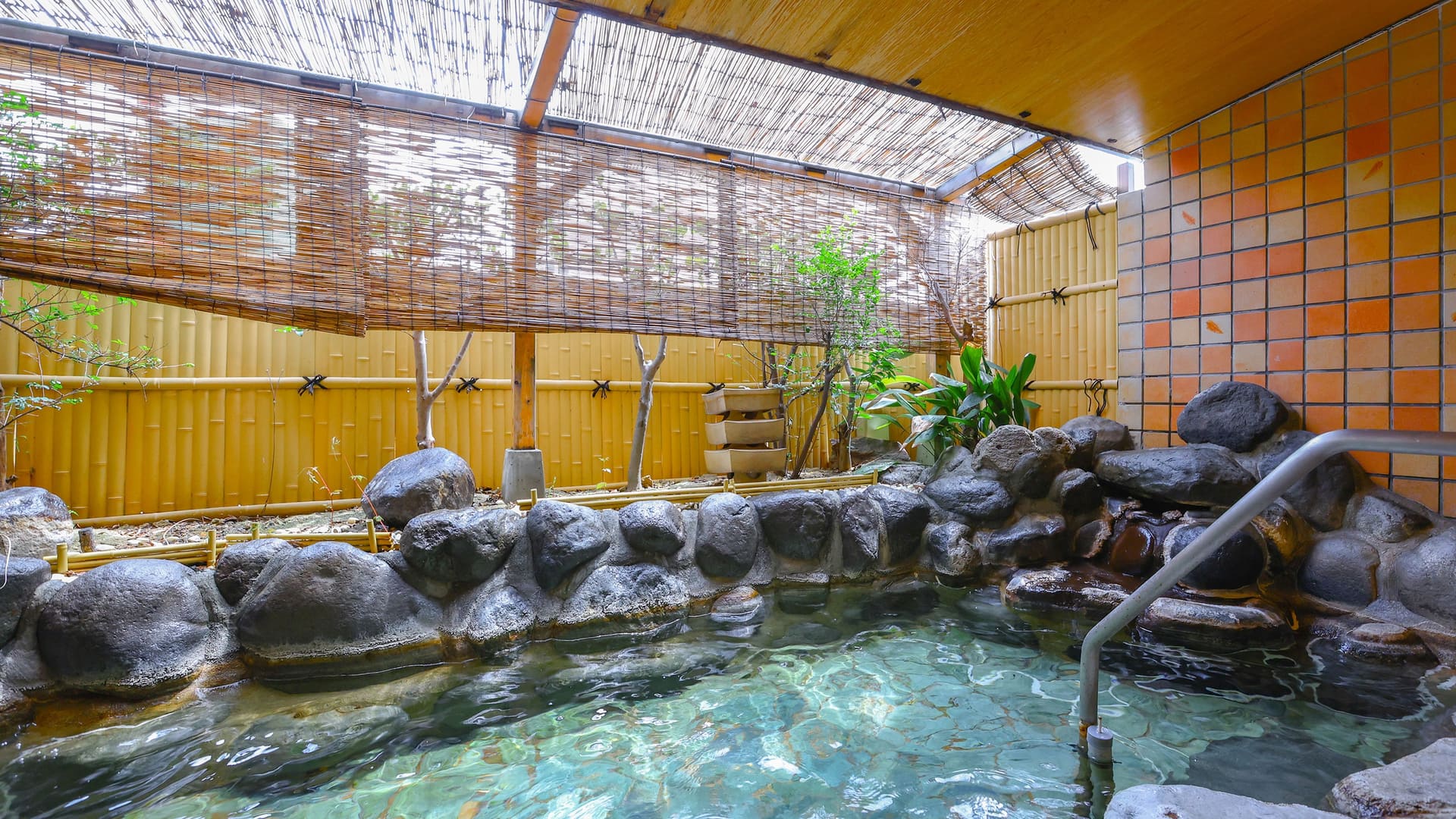 大浴場「万丈の湯」の岩露天風呂