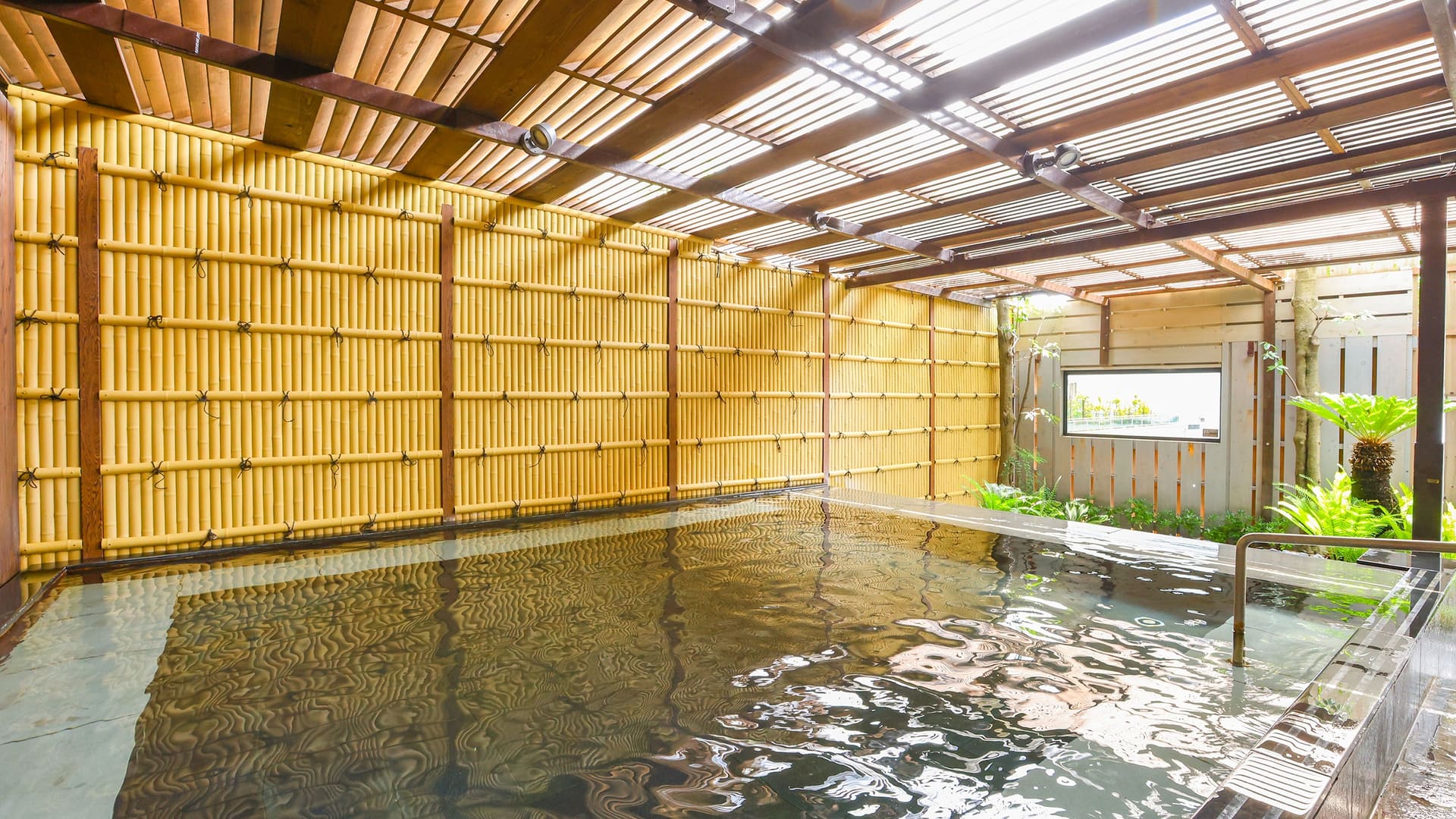 大浴場「光彩の湯」の半露天風呂