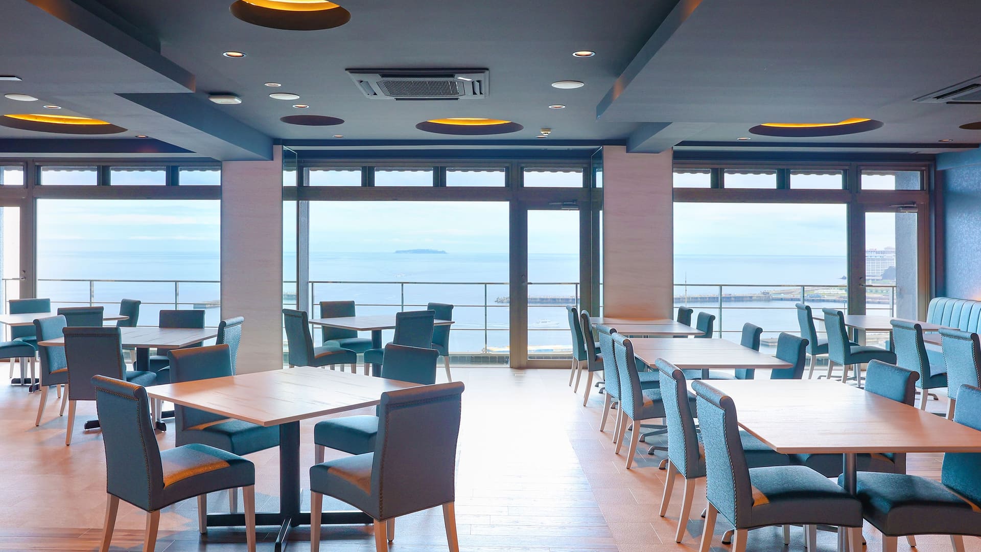 豪華客船をイメージした海一望のレストラン
