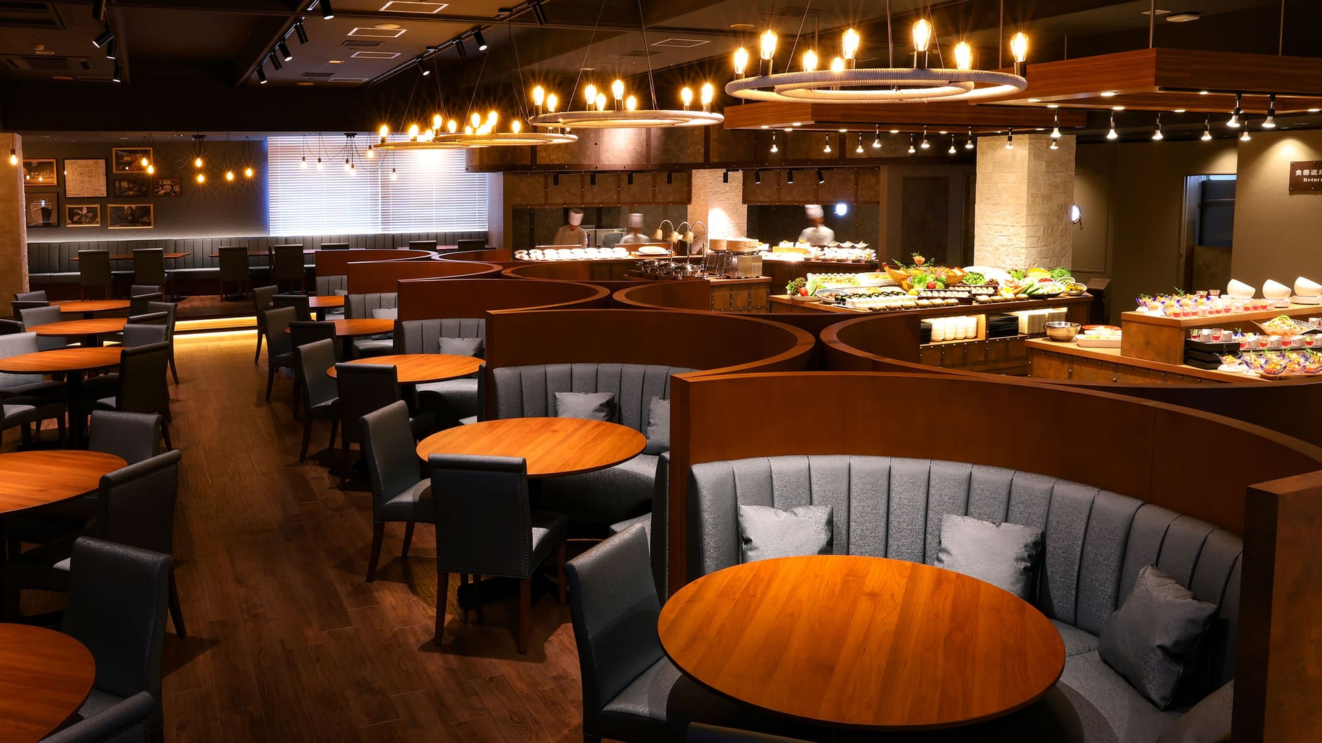 豪華客船をイメージした海一望のレストラン