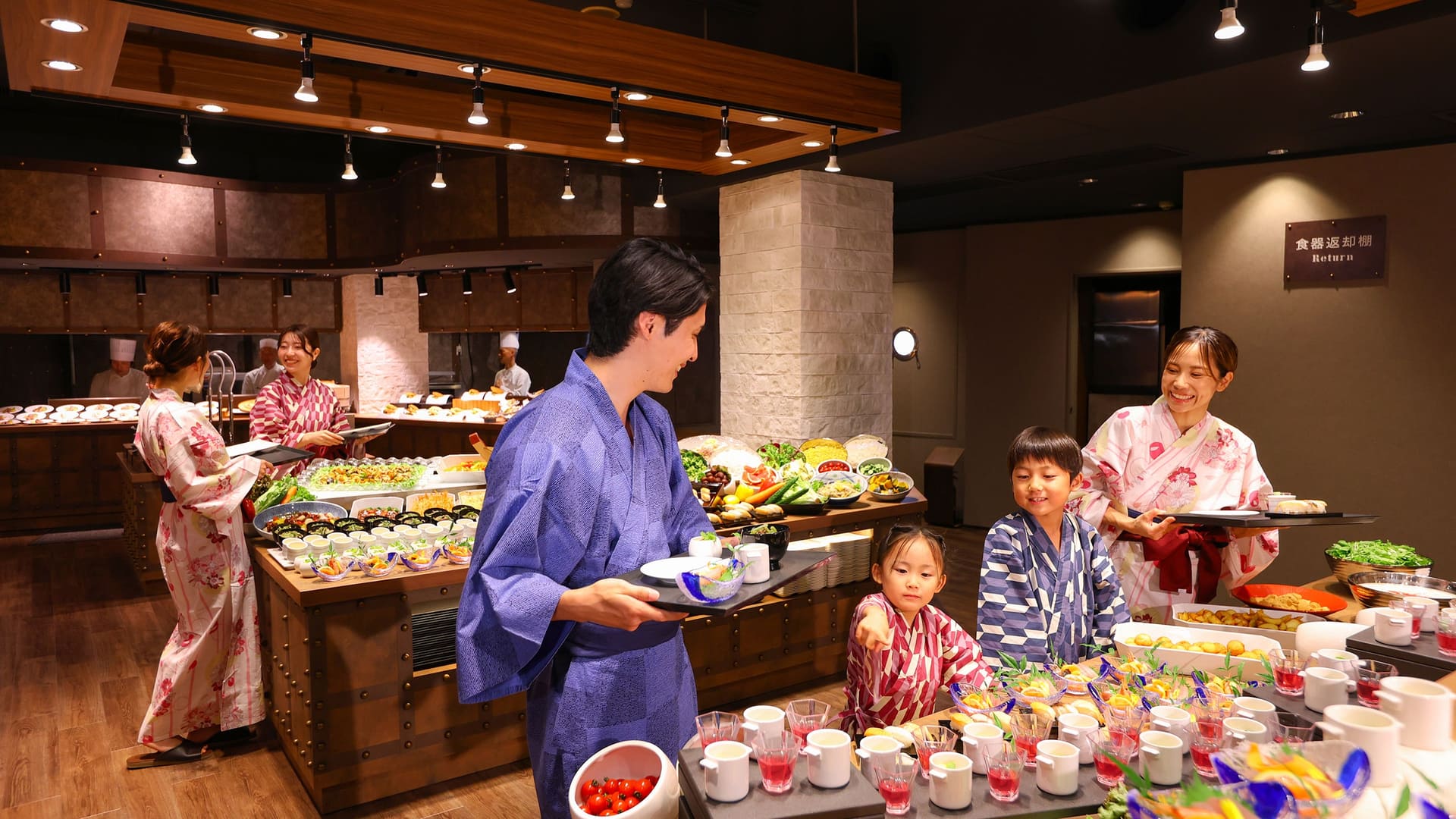 海鮮グルメを中心に、肉料理はもちろん和洋中バラエティ豊かに用意。金目鯛のかまぼこや炙り寿司、自家製アジフライなど熱海らしいメニューも