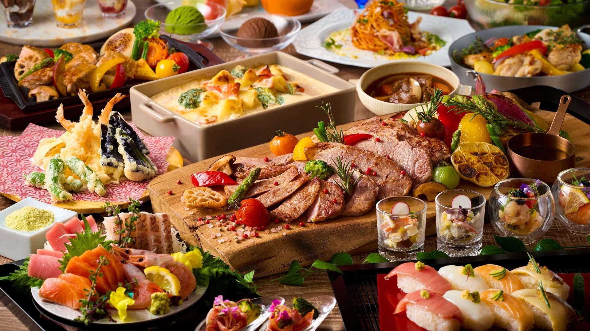 海鮮グルメを中心に、肉料理はもちろん和洋中バラエティ豊かに用意。金目鯛のかまぼこや炙り寿司、自家製アジフライなど熱海らしいメニューも