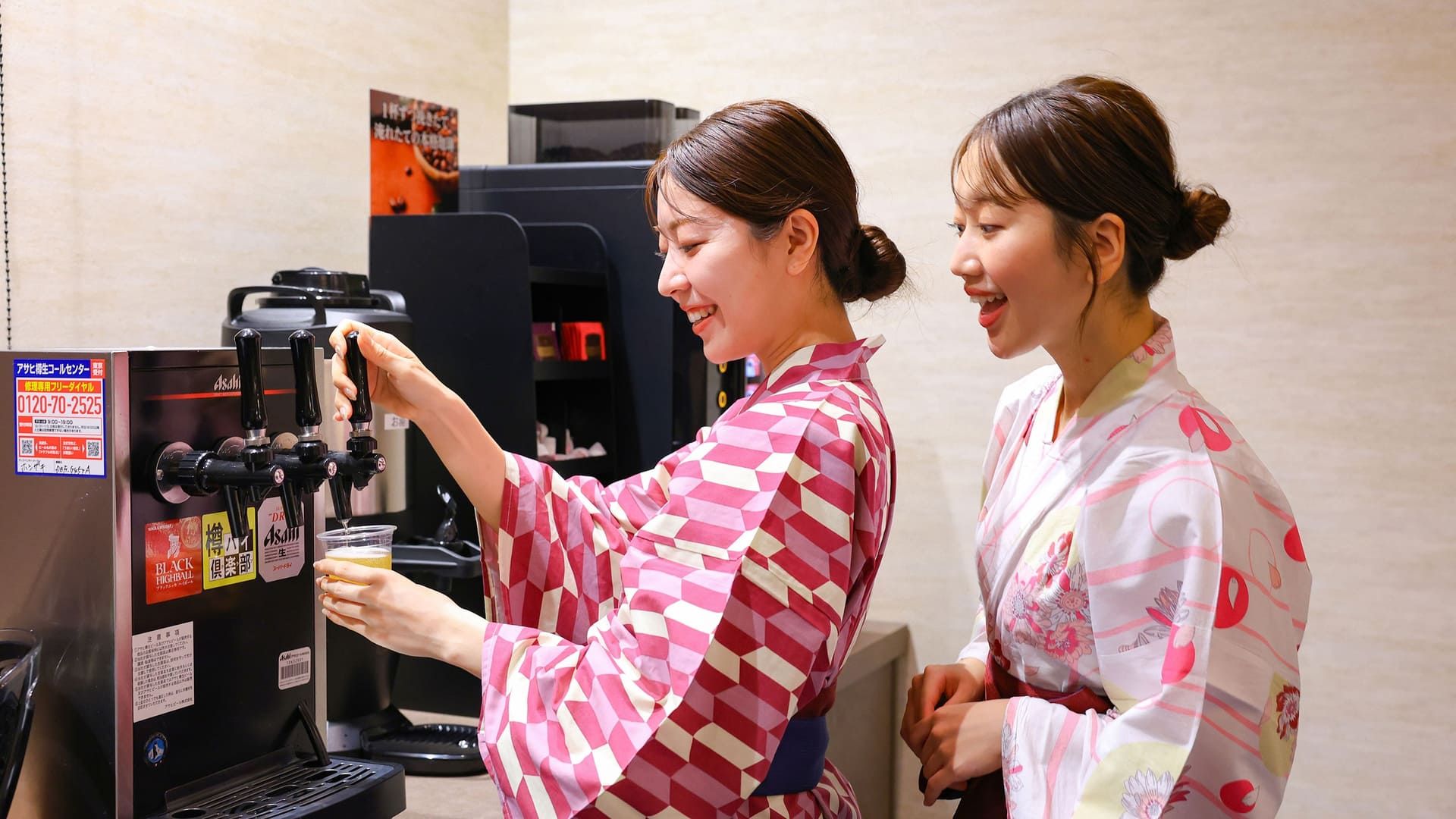 ラウンジではフリードリンクを楽しめる