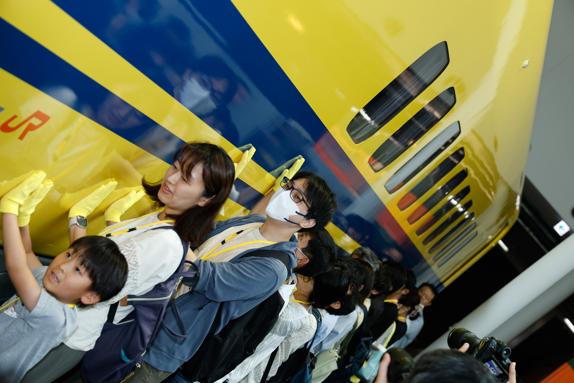 34組38名の参加者が、ドクターイエローの「最後の移動」に手を添えた