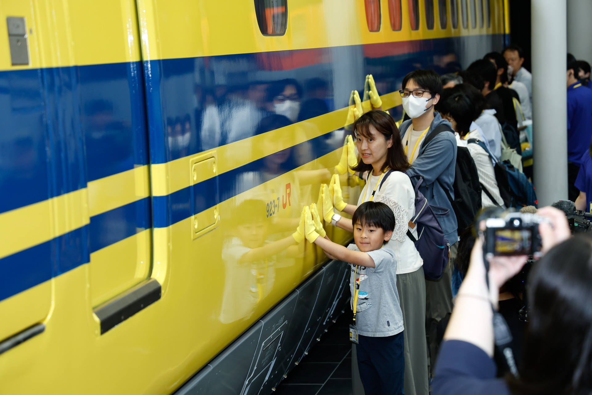 そこでイベント参加者が手を添えて、スタッフの掛け声に合わせて車両とともに移動する。
