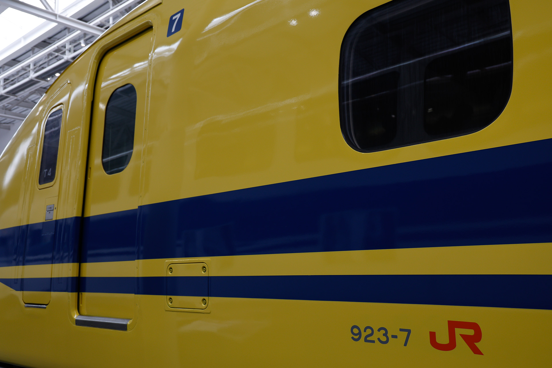 「923-7」という車番の標記、号車番号「7」の標記、そして乗務員室扉にある編成番号「T4」の標記を1枚に