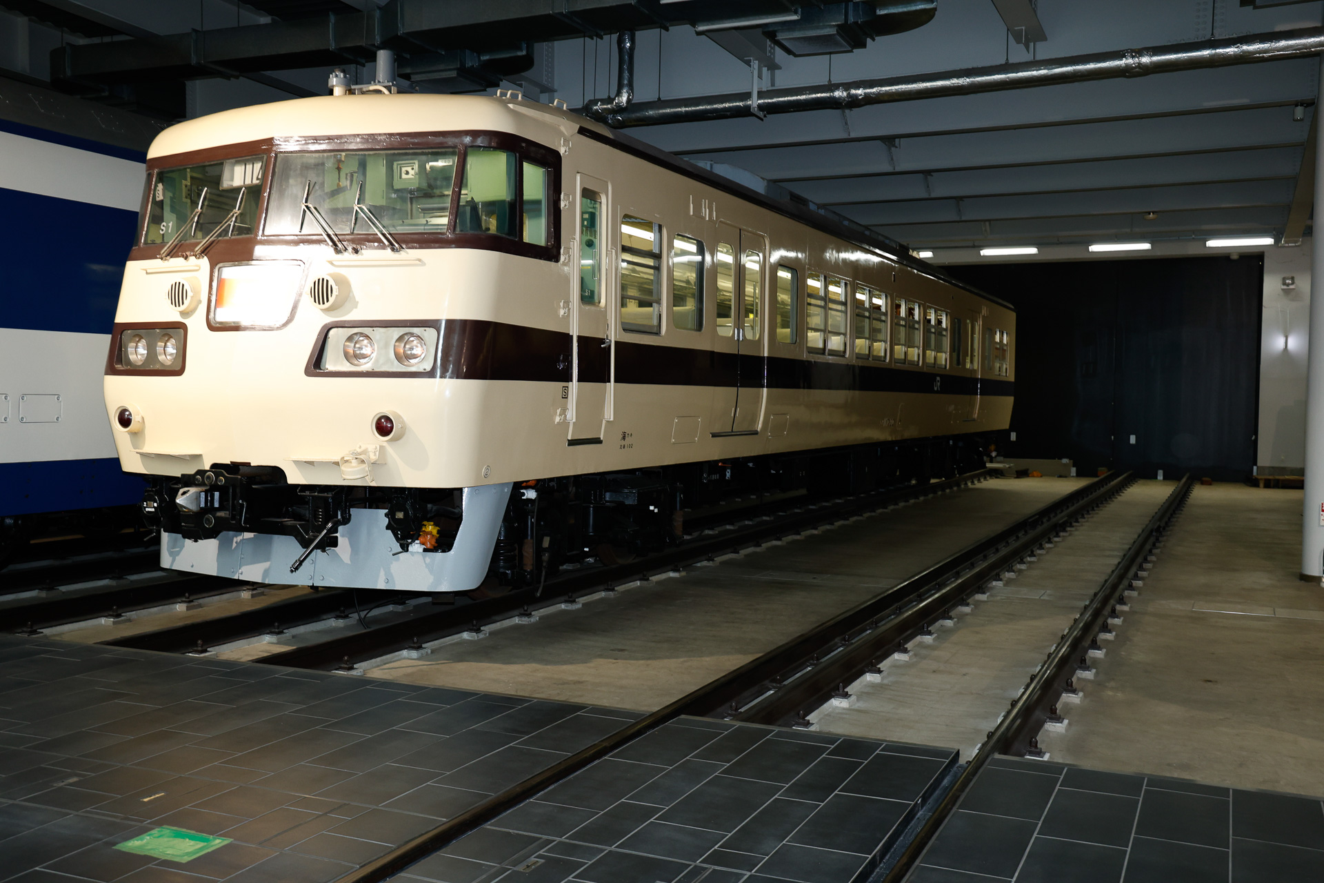 イベント開始の時点で923-7が置かれていた場所。レールが、標準軌と狭軌の両方の車両に対応できる三線軌になっているのが分かる