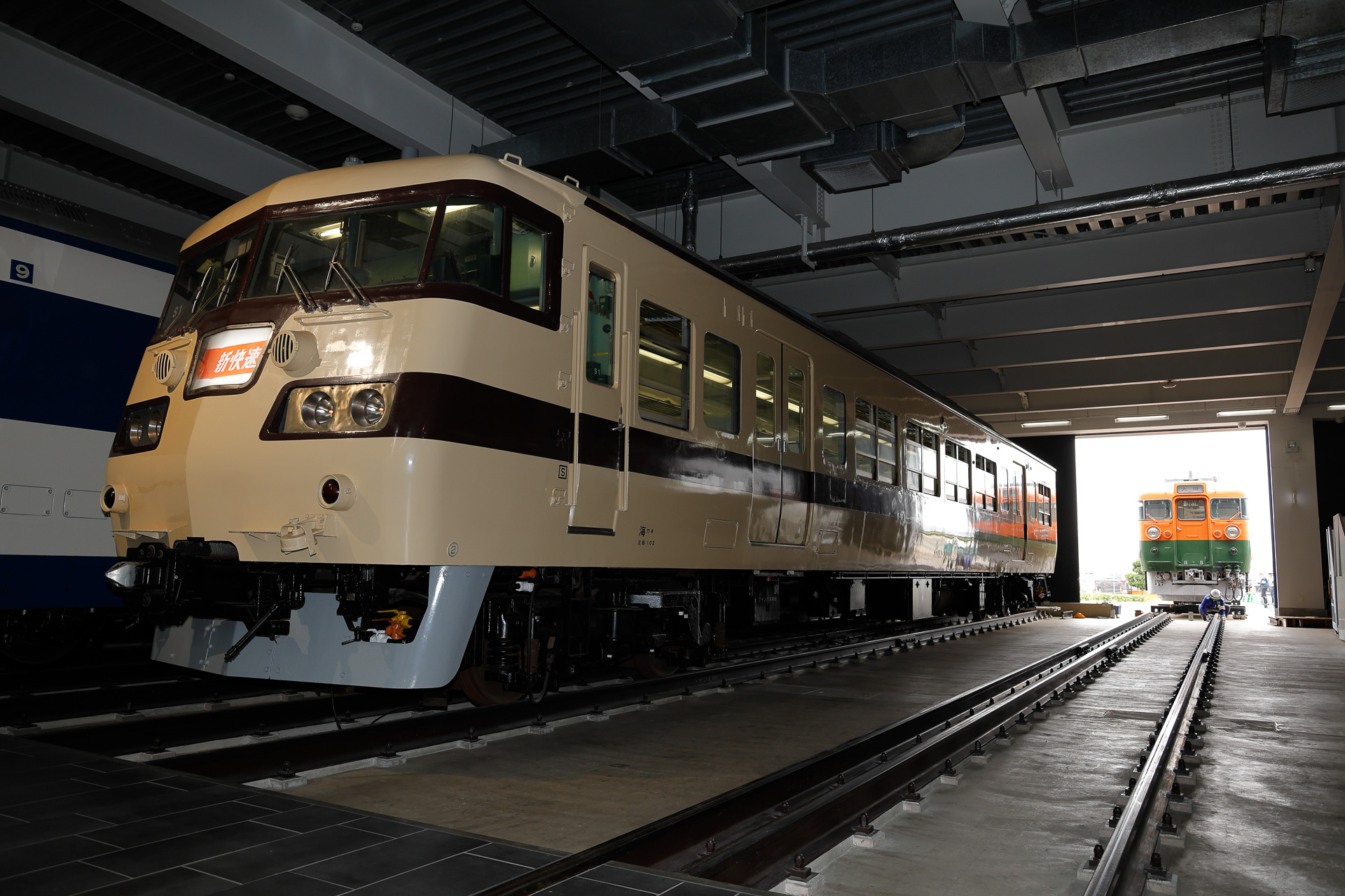 奥の扉が開いた先の屋外に、クモハ165がいた。普段は急行「東海」のヘッドマークを付けて展示されているが、このときには、おでこの行先表示は「大垣」。かつての「大垣夜行」に親しんだ方も多いから、ということだそうだ