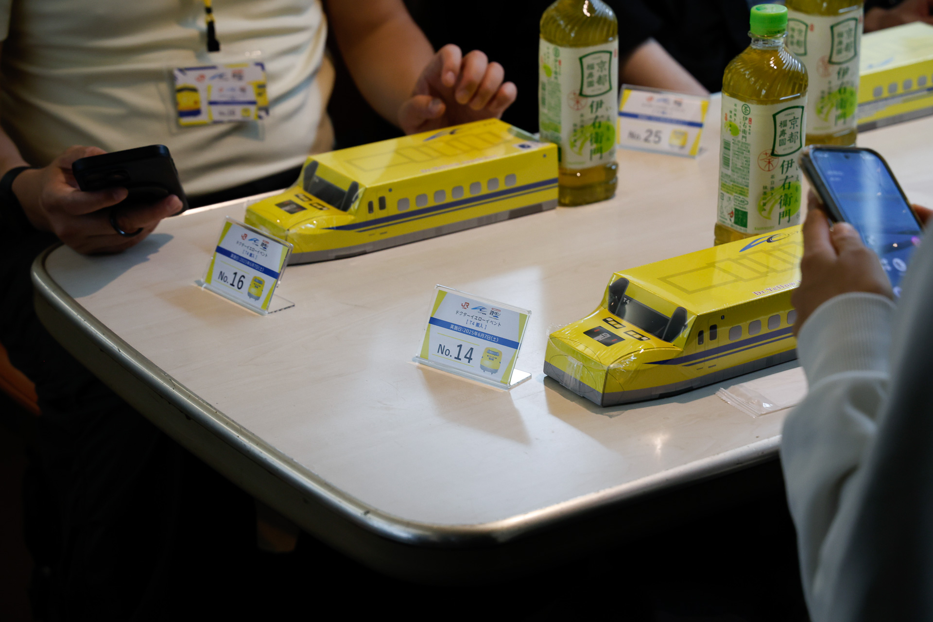 それではさっそく「いただきます」……の前に、スマホで記念撮影？