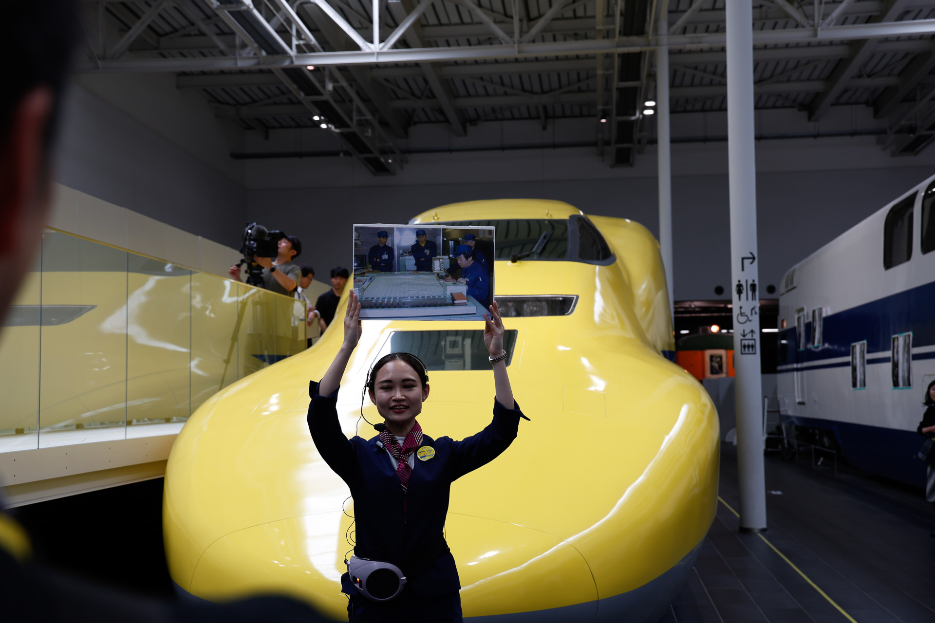 「これは車内の模様を撮影した写真ですが、何をしているところでしょう？」