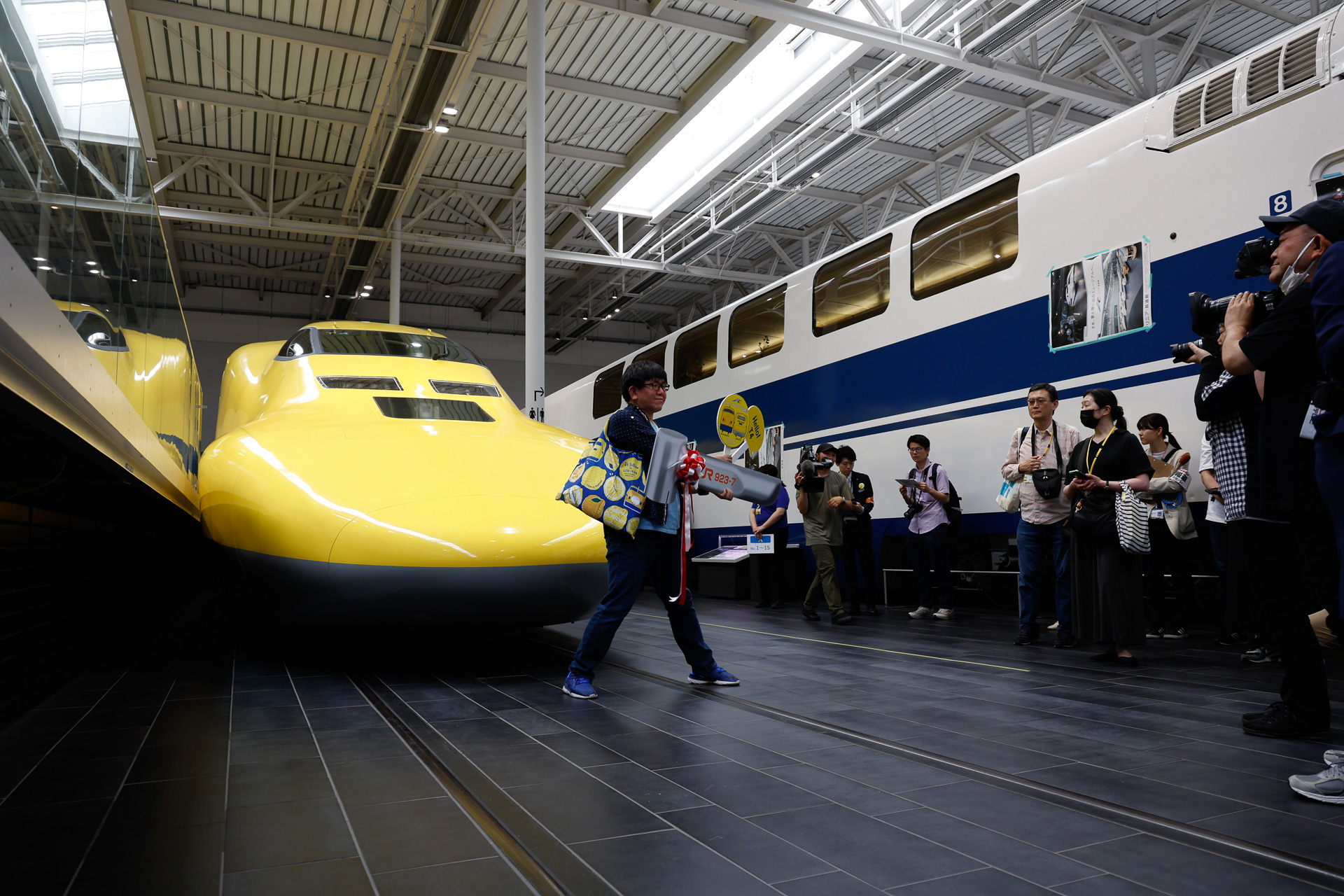 リニア・鉄道館のスタッフがシャッターを押して記念撮影
