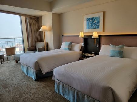 バルコニー付きの高層階客室「Yokohamaフロアツインベイビュー」