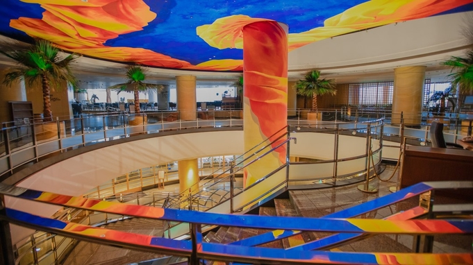 マグマをイメージしたアートが目を引くロビー