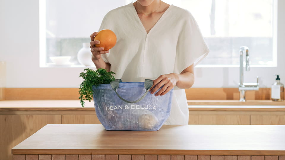 DEAN＆DELUCA、清涼感あるライラックカラーのメッシュトート。大容量L