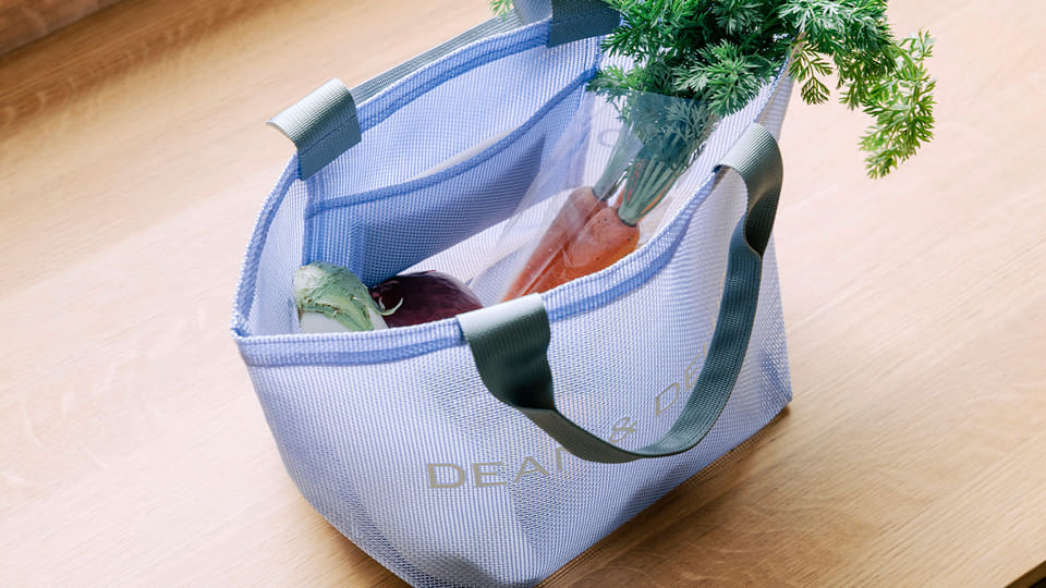 DEAN＆DELUCA、清涼感あるライラックカラーのメッシュトート。大容量L