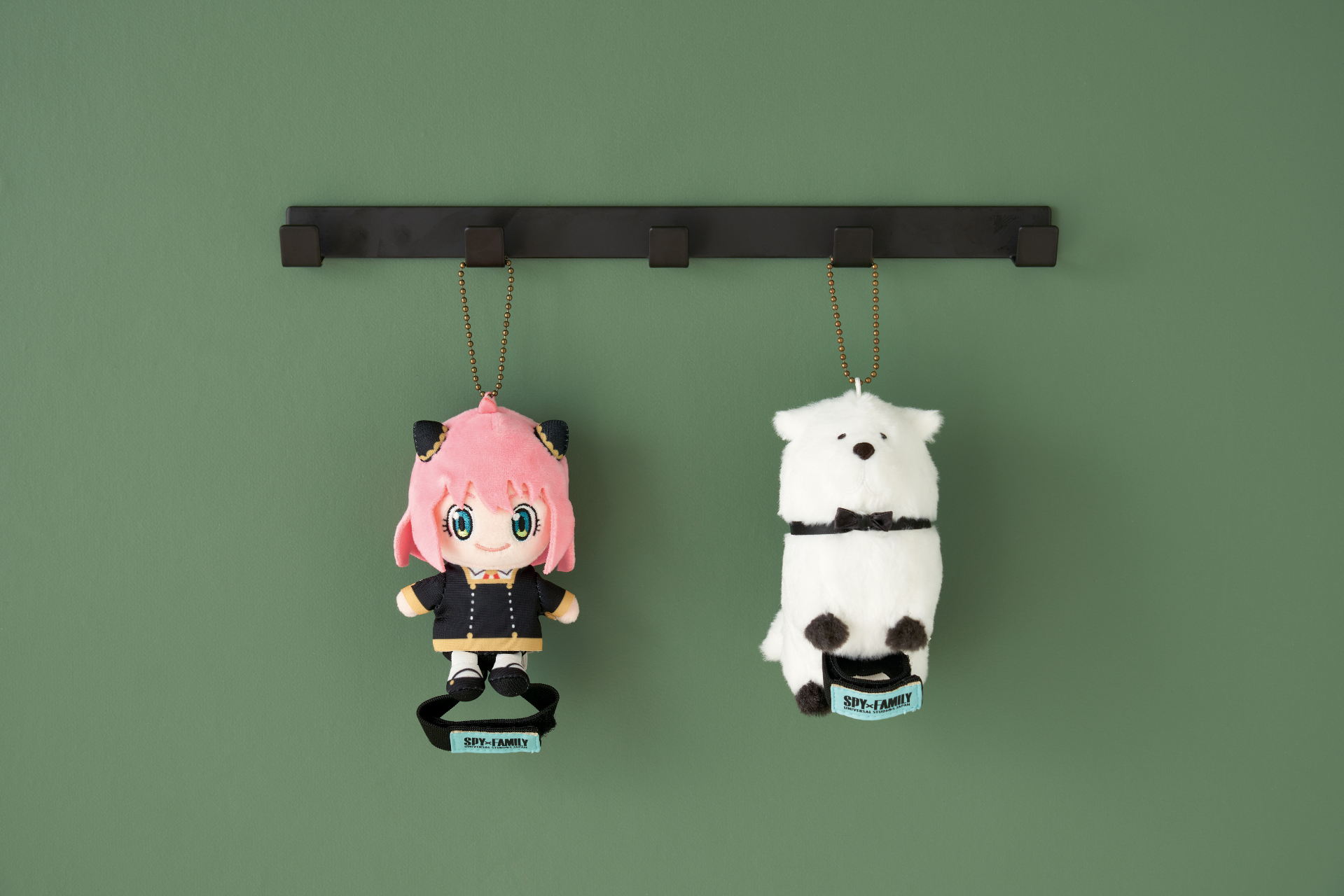 USJ「SPY×FAMILY」のアトラクションオープンに合わせて、限定フード＆グッズが発売。写真はアーニャとボンドの「肩乗せマスコットキーチェーンセット」
