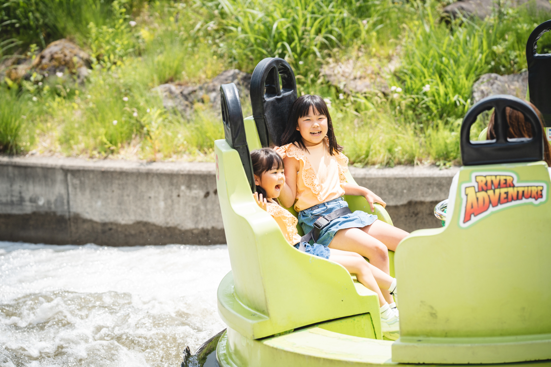 洞窟探検アトラクションなどの屋内施設や夏に楽しみたいウォーターライドも