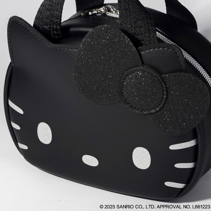 水を弾きやすいフェイクレザー素材で、ファスナー引手はりんご型