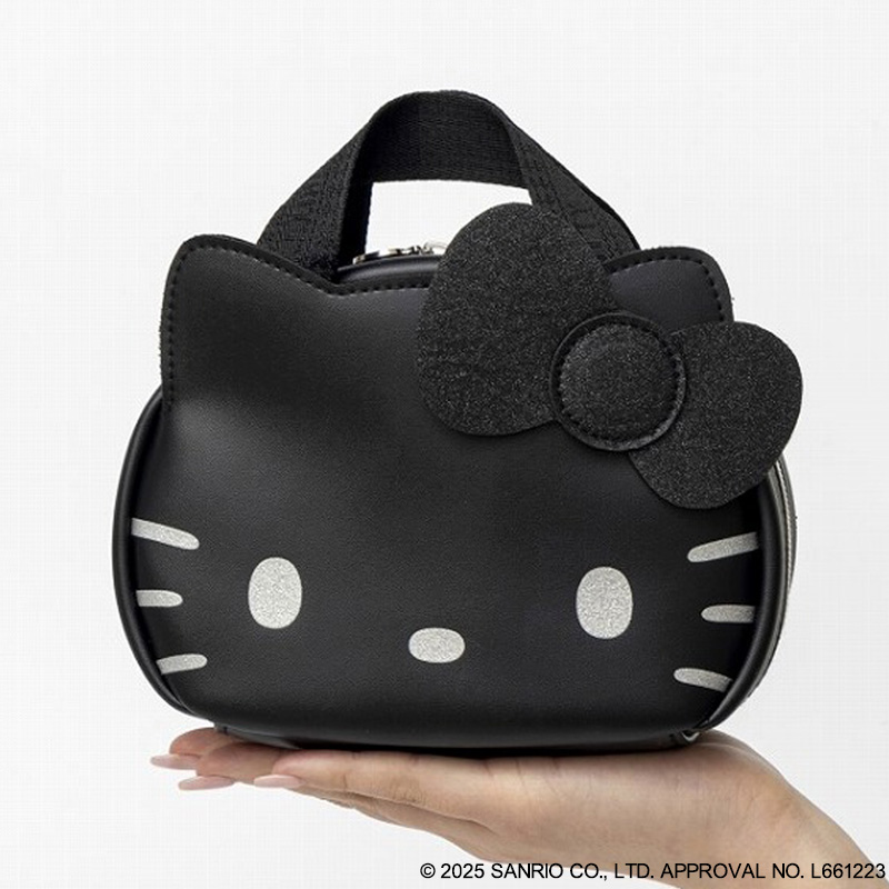 手のひらサイズながら、メイク道具をたっぷり収納できる