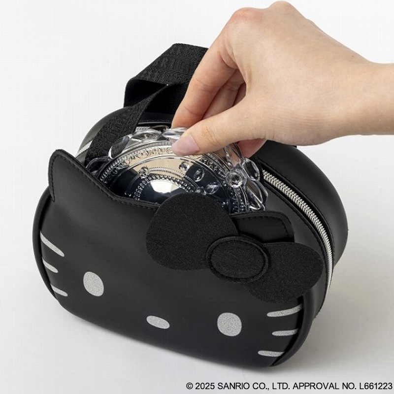 顔の裏側は手鏡などが入る幅広ポケットになっている