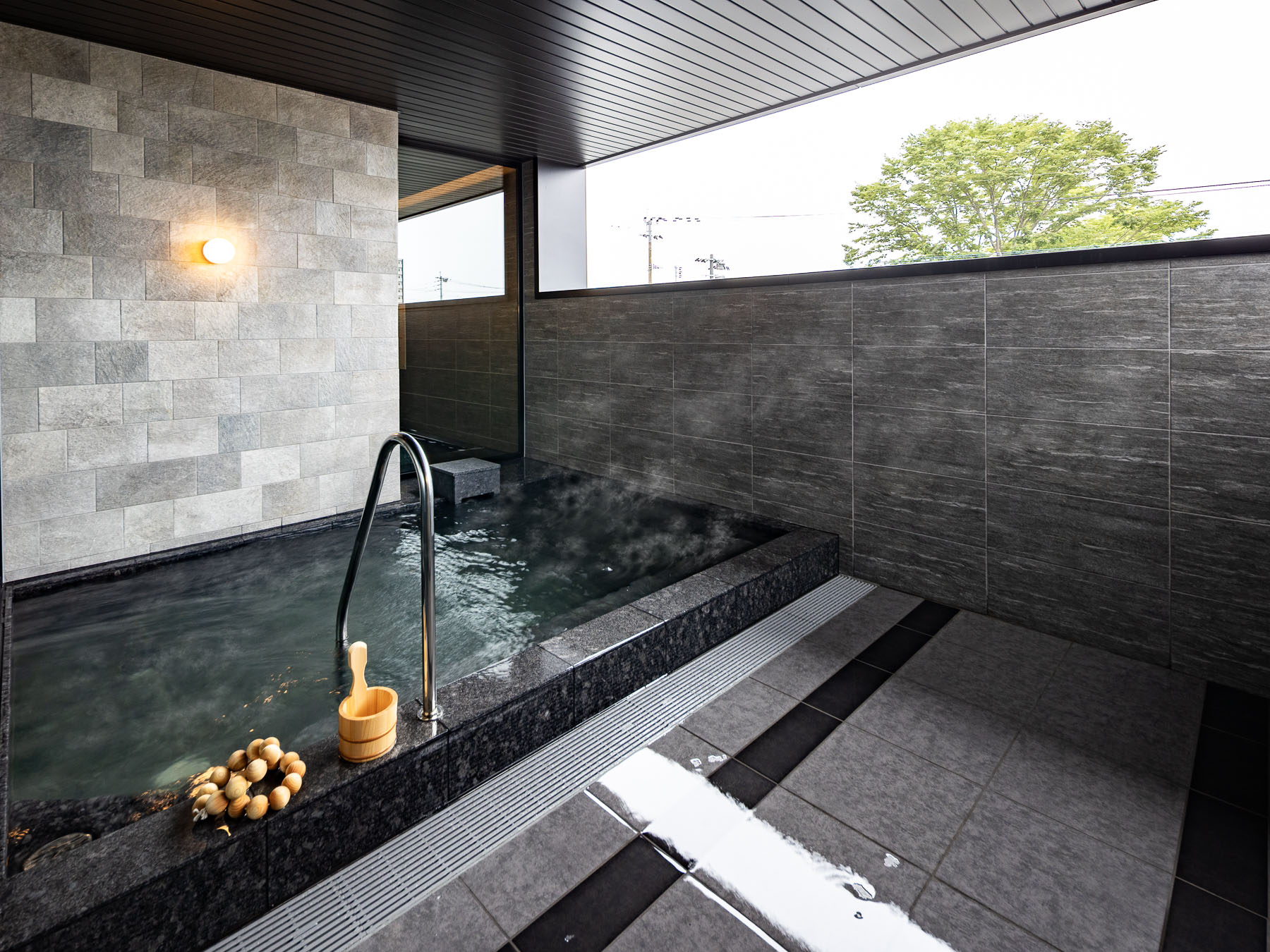 天然温泉「絢爛つつじ 美肌の湯」半露天風呂