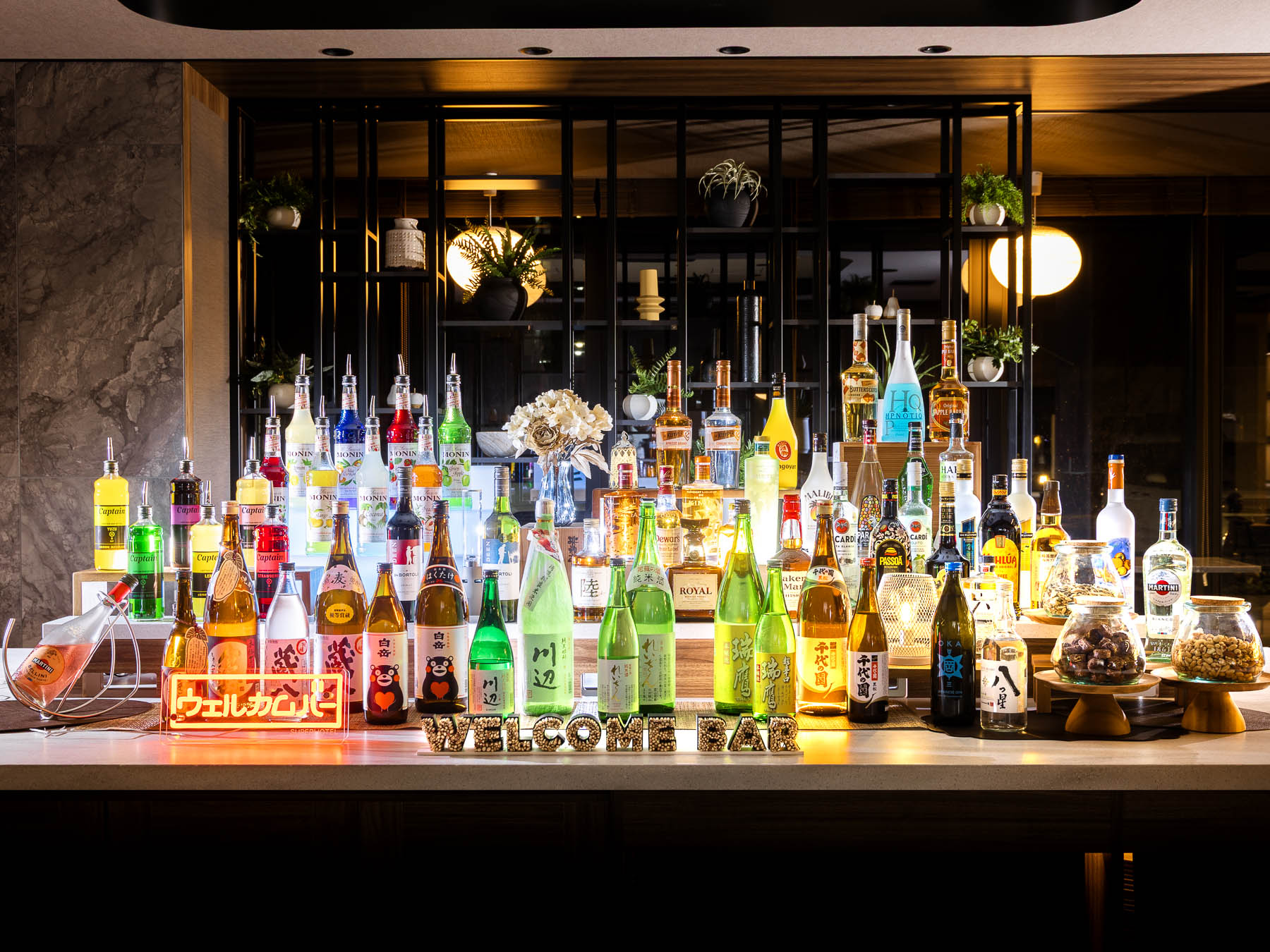熊本の地酒やカクテルを無料で提供する「ウェルカムバー」（17時～22時）