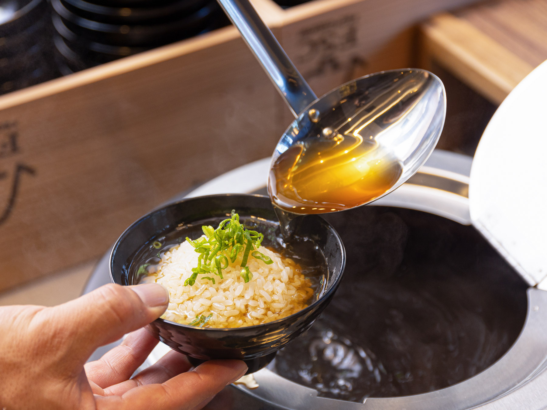 「よも麺」監修・特製馬骨出汁を使用した「お茶漬けサービス」（20時～22時）