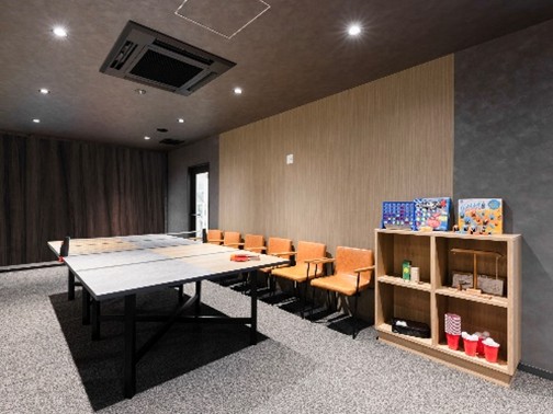 卓球台やボードゲーム、自動販売機を設置する「湯上がり処」