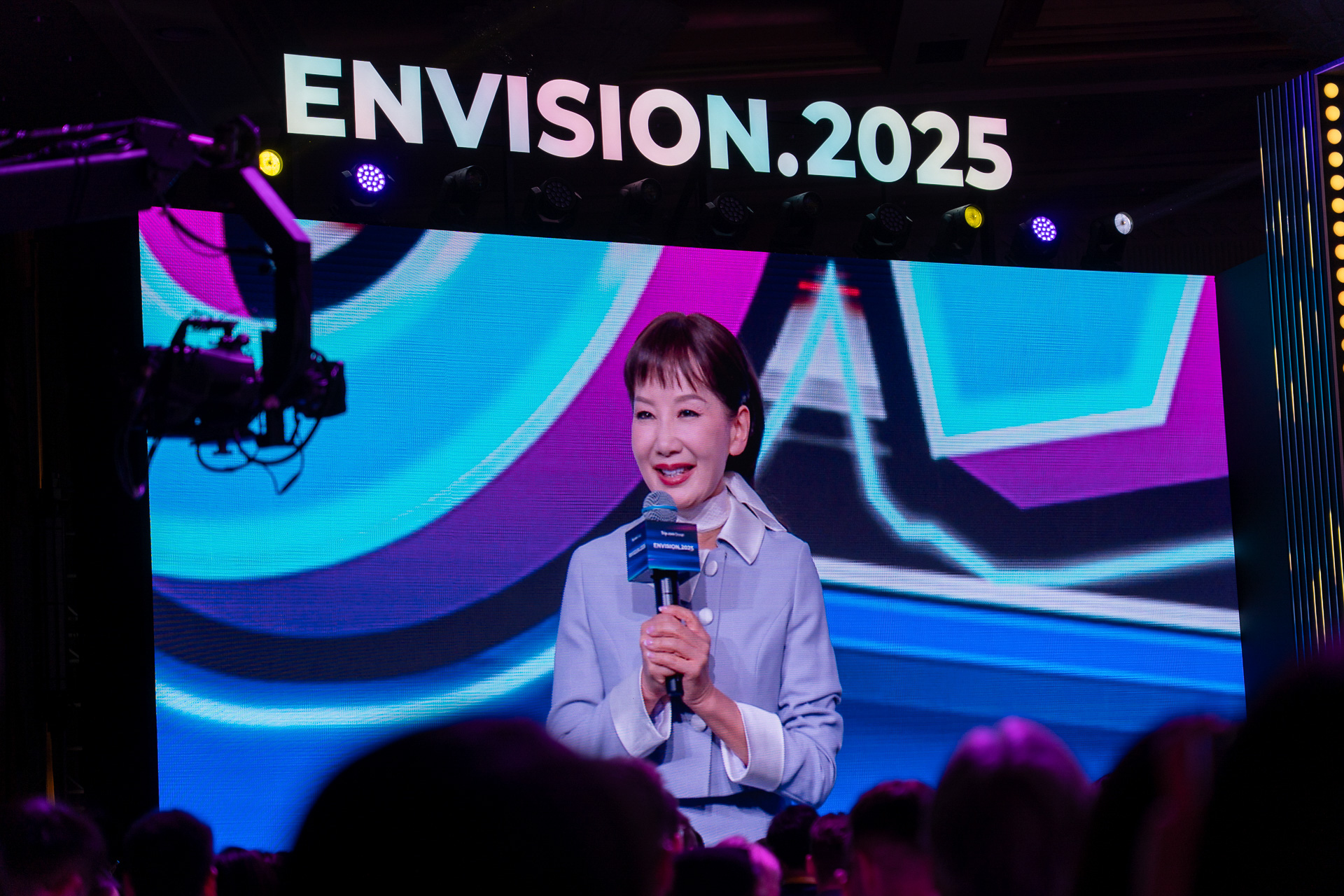 Trip.comグループのCEOジェーン・スン氏。中国には「一万冊の本を読んでも、一万の景色を見る方がいい」という意味のことわざがあると紹介