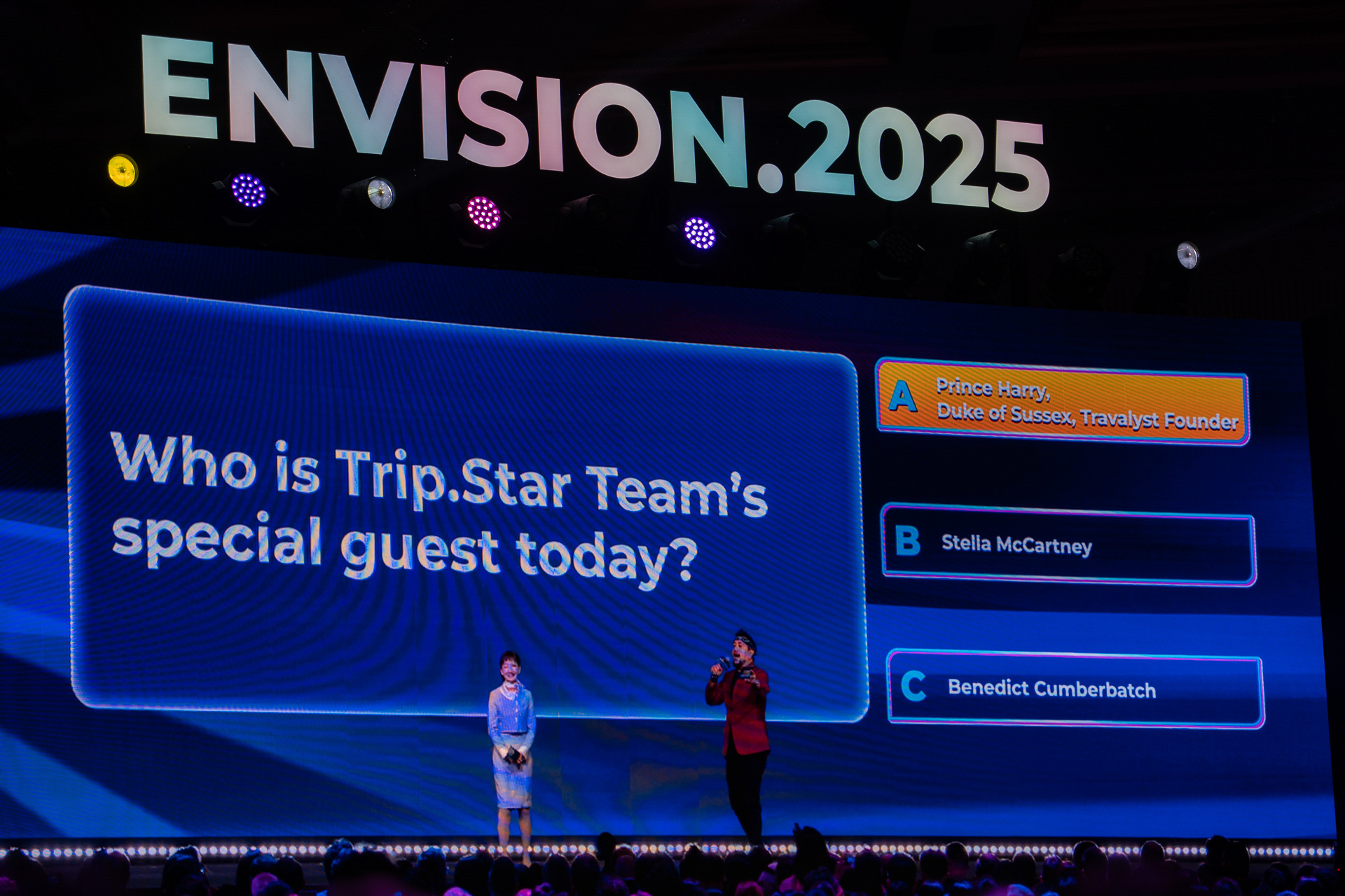 スペシャルゲストは「A. 英国ヘンリー王子」「B. ステラ・マッカートニー」「C. ベネディクト・カンバーバッチ」のうち誰でしょう!?の3択クイズ。まさかのヘンリー王子で会場は一瞬どよめきも
