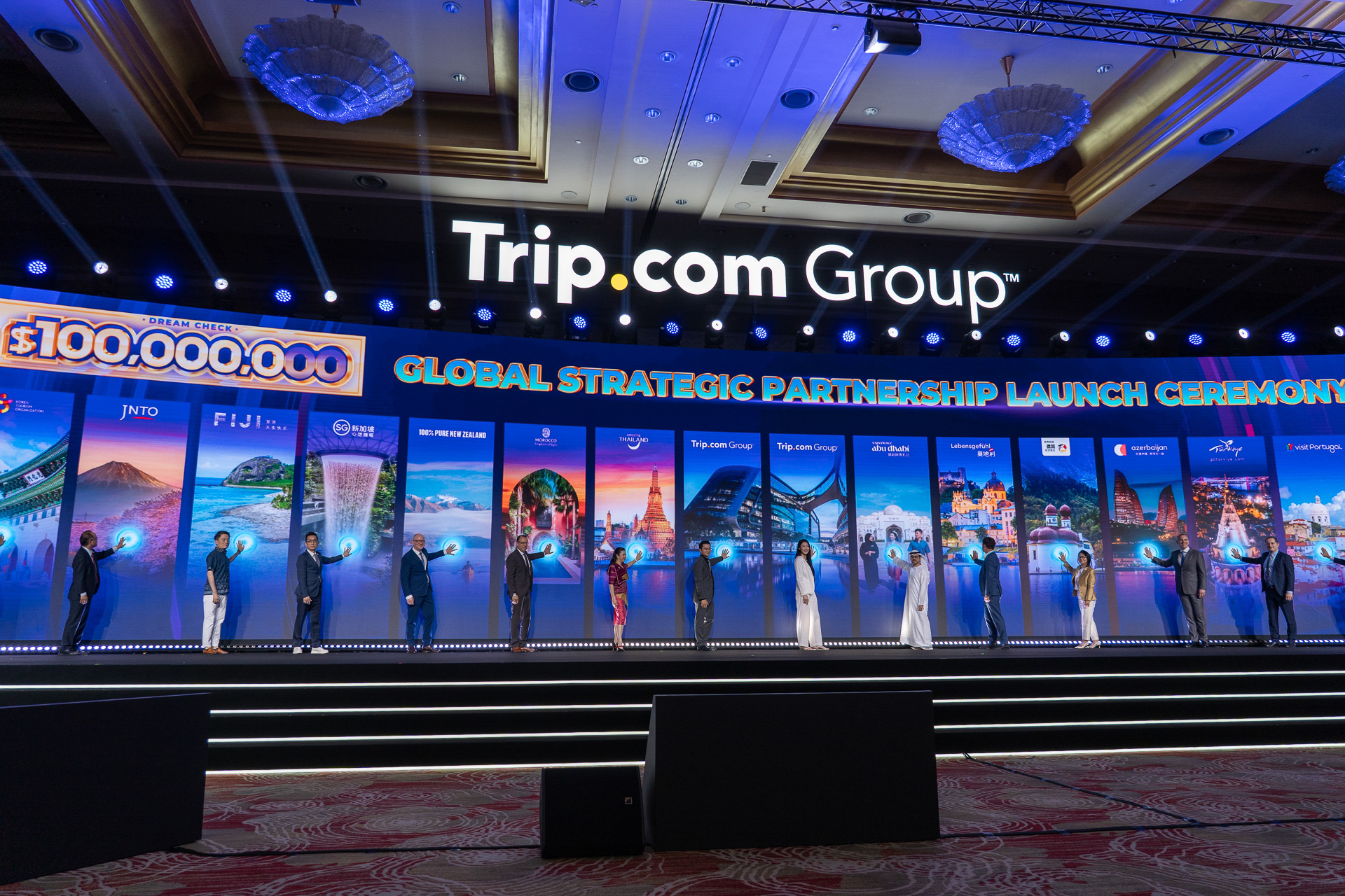 グルーバル戦略パートナーシップ発足式などさまざまなセレモニーが行なわれ、新たなグローバルパートナーの代表が登壇した