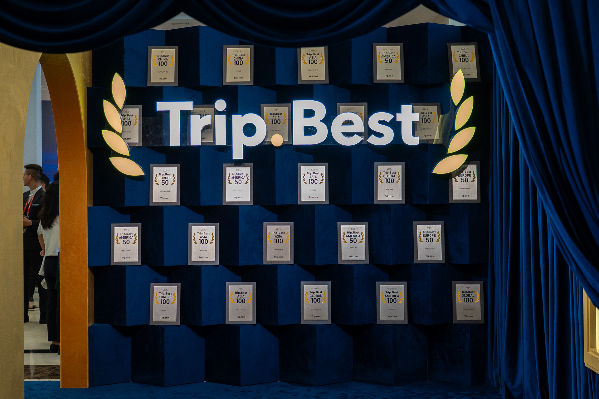 Trip.comが提供する旅行ランキング集「Trip.Best」の展示コーナーも。箱根は2025年のアジア50温泉目的地にランクインしている