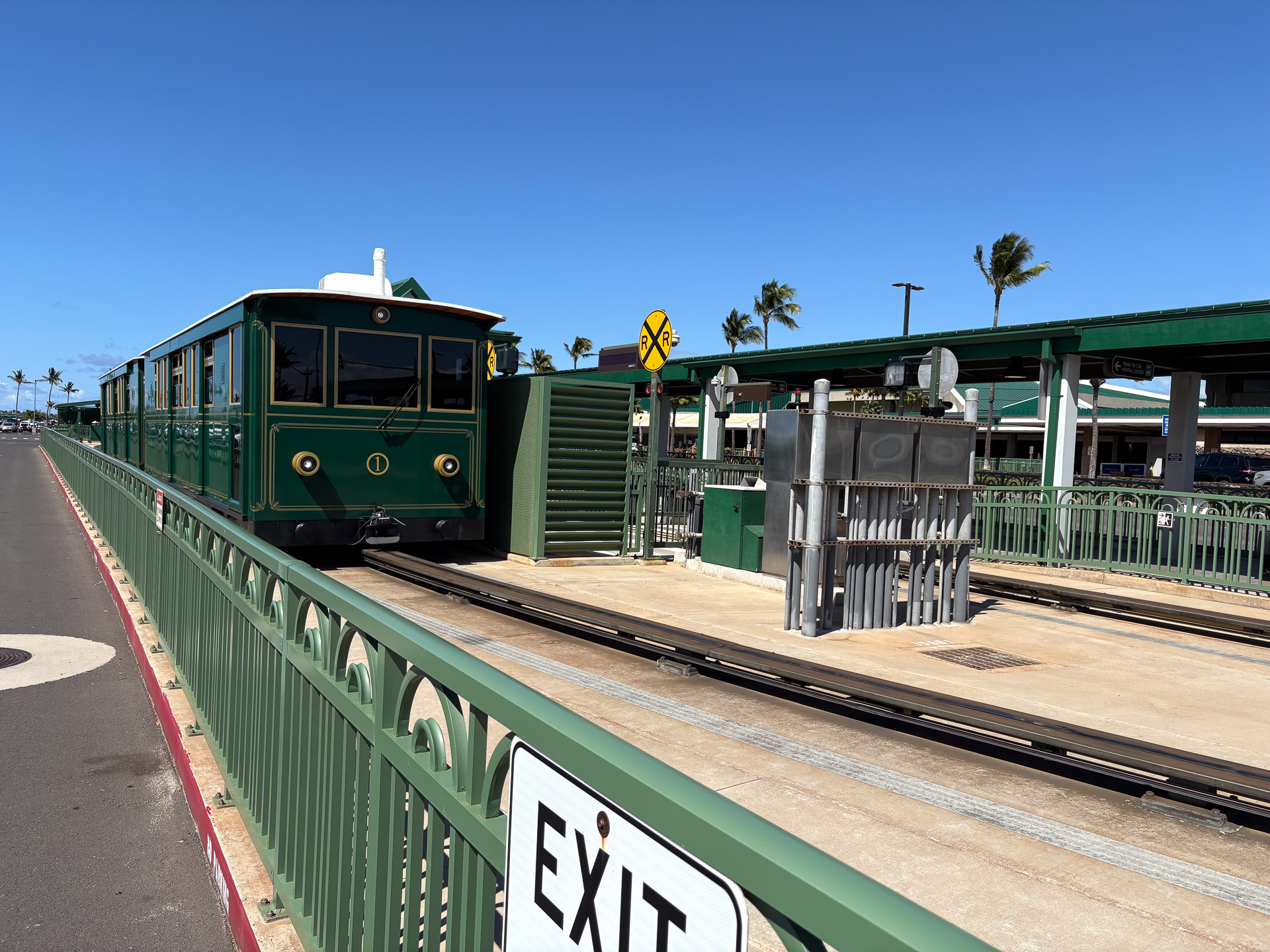 空港の目の前にトラムの駅があり、レンタカービルとの間を無料で往復できる